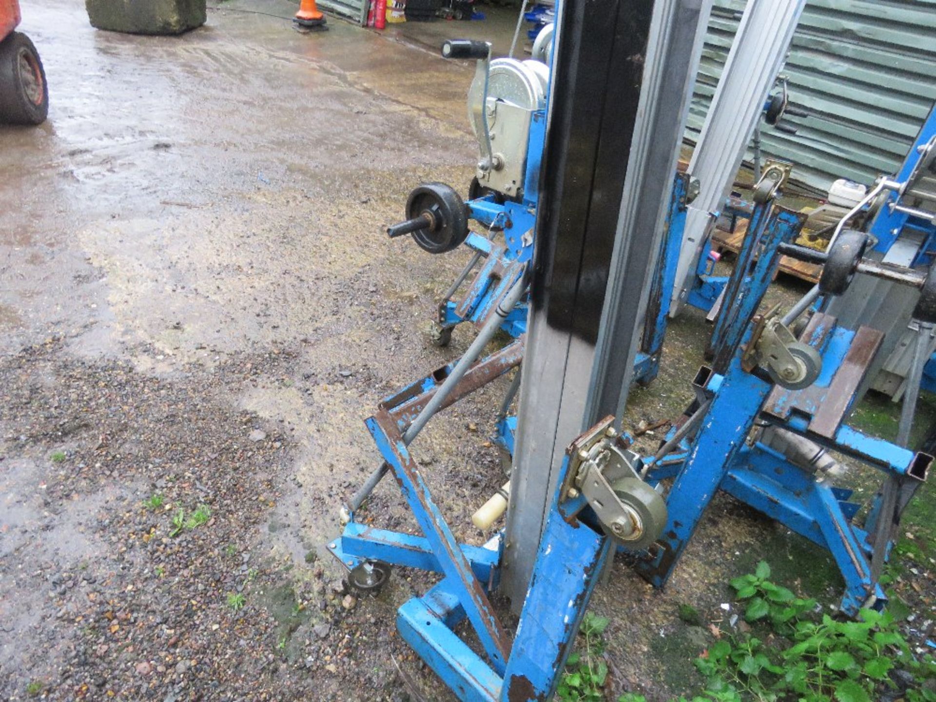 GENIE SLA10 MANUAL OPERATED MATERIAL HOIST LIFT WITH FORKS. - Image 2 of 5