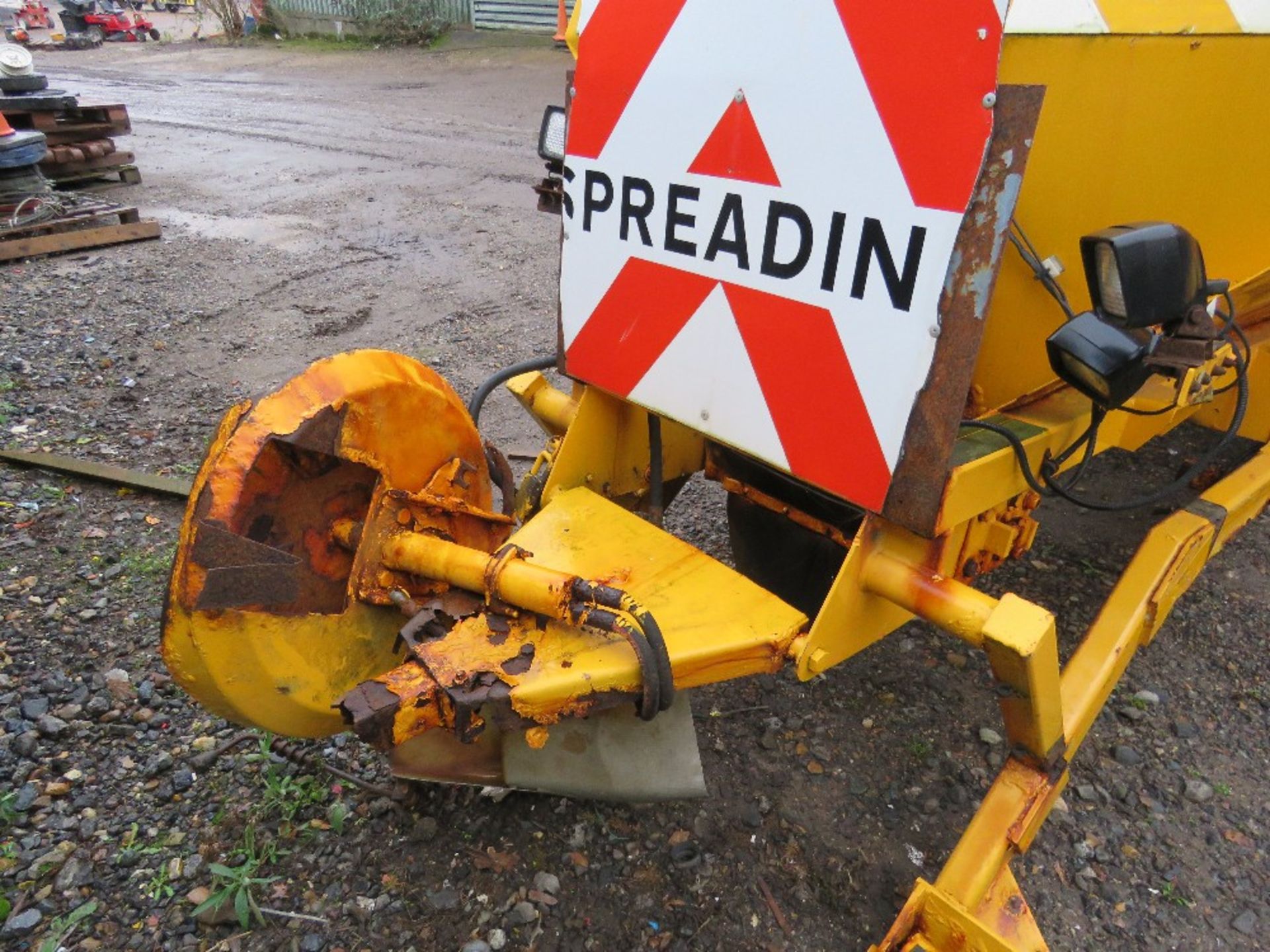 GRITTER BODY ON HL5 FRAME, 10FT LENGTH APPROX. SUITABLE FOR 7.5 TONNE HOOK LOADER LORRY. - Image 6 of 7