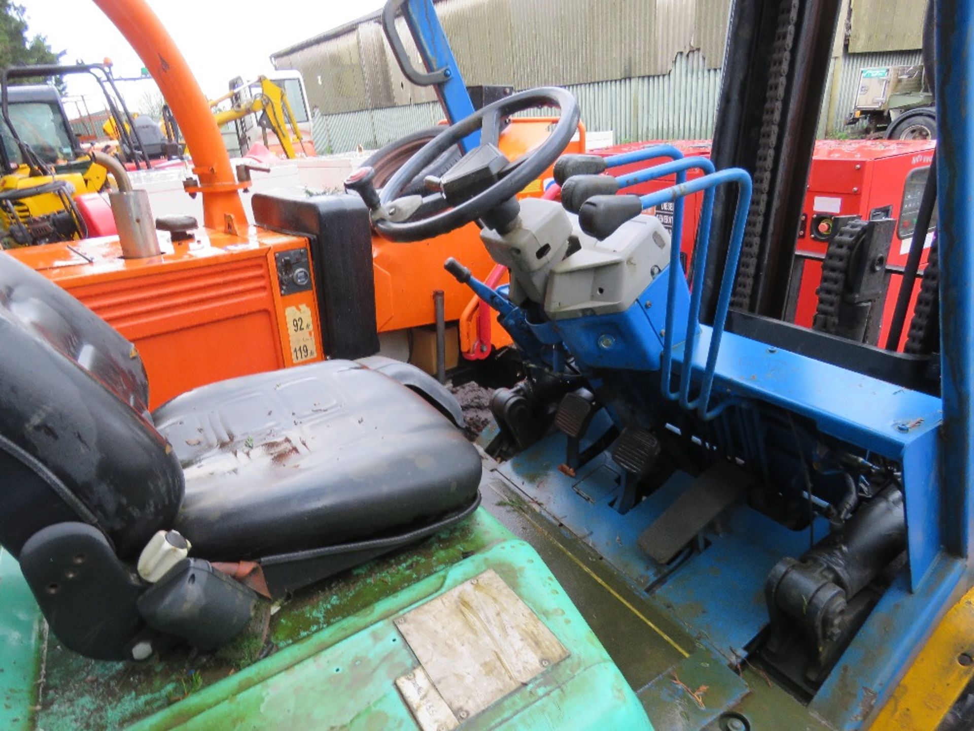 KOMATSU FG25 GAS FORKLIFT TRUCK WITH CONTAINER SPEC MAST AND SET OF FORKS AS SHOWN. SN:1026693. NO K - Image 14 of 14