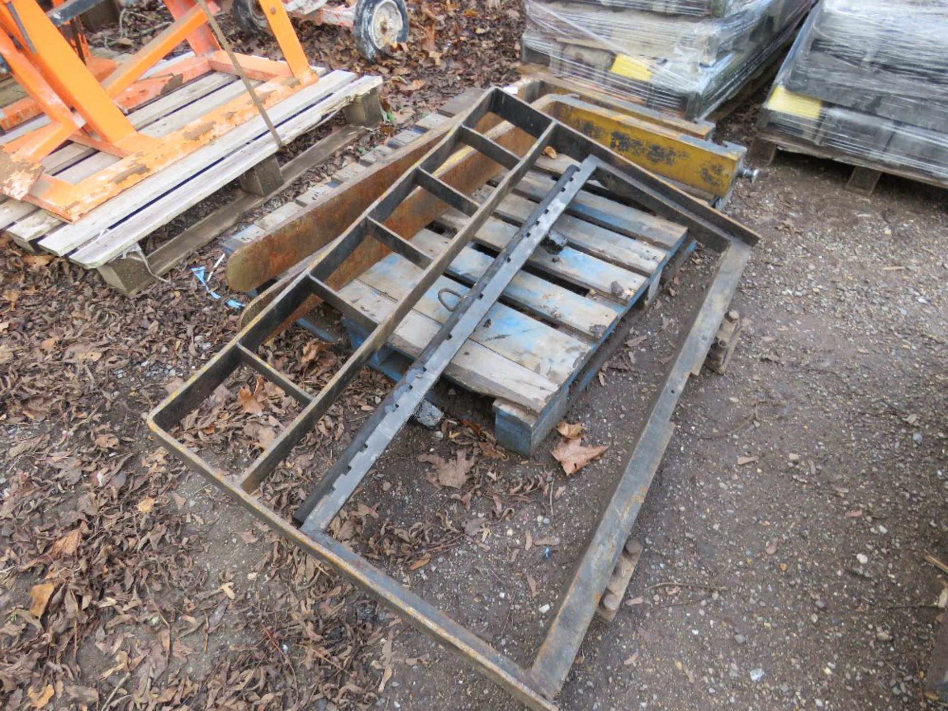 FORKLIFT BACKPLATE WITH FORKS, 20" CARRIAGE. - Image 2 of 3