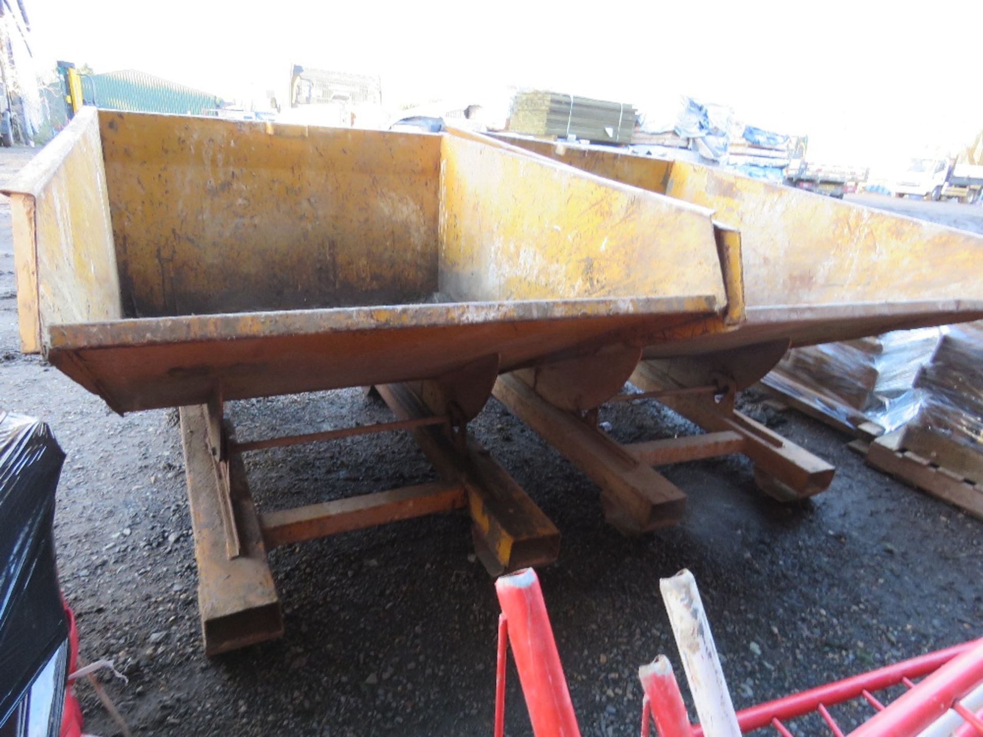 2 X FORKLIFT MOUNTED TIPPING SKIPS. THIS LOT IS SOLD UNDER THE AUCTIONEERS MARGIN SCHEME, THEREFO - Image 4 of 4
