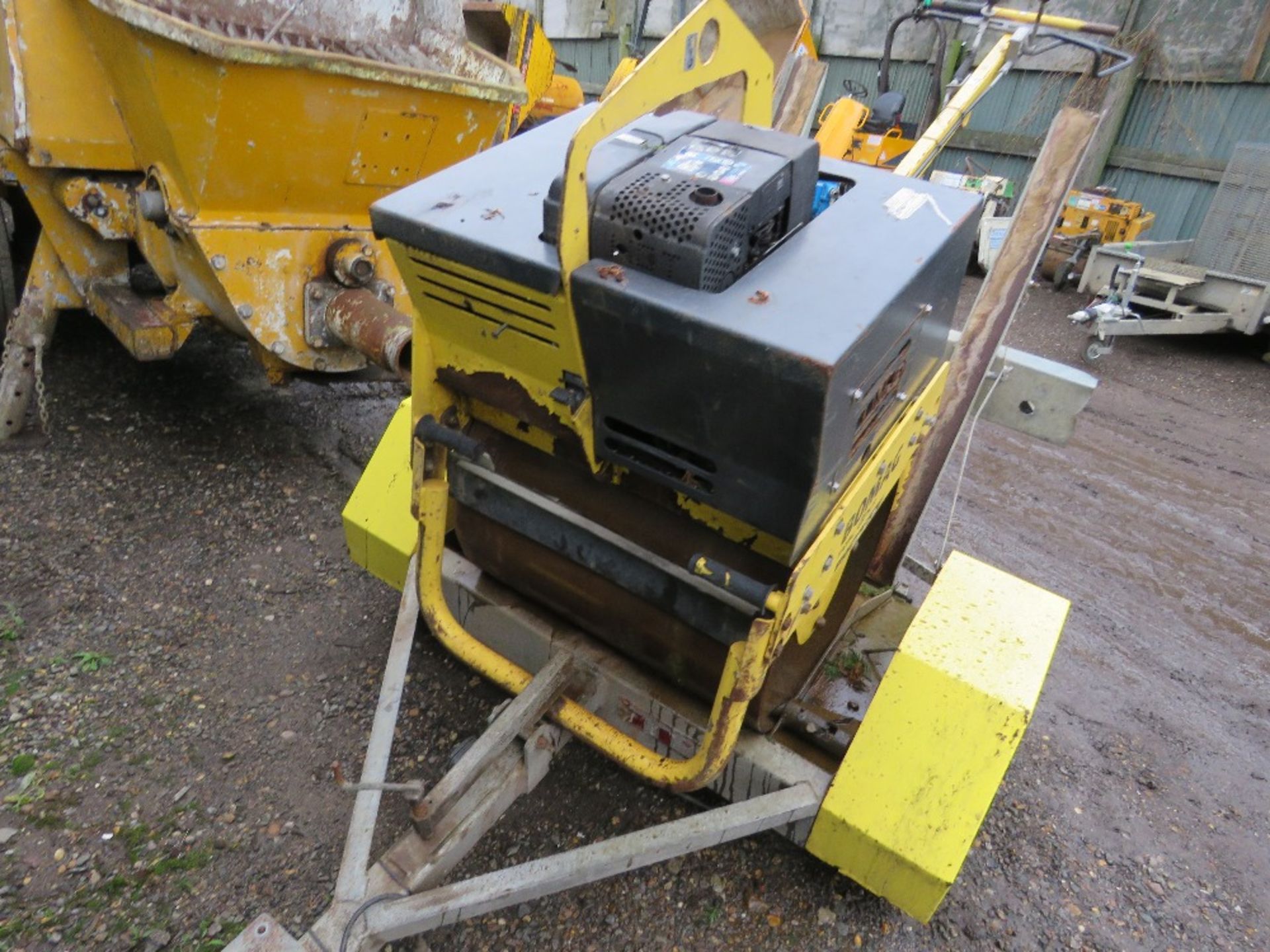 BOMAG BW71E-2 SINGLE DRUM ROLLER ON A TRAILER YEAR 2017 BUILD. SN: 101620291368. SOURCED FROM LARGE - Image 4 of 8