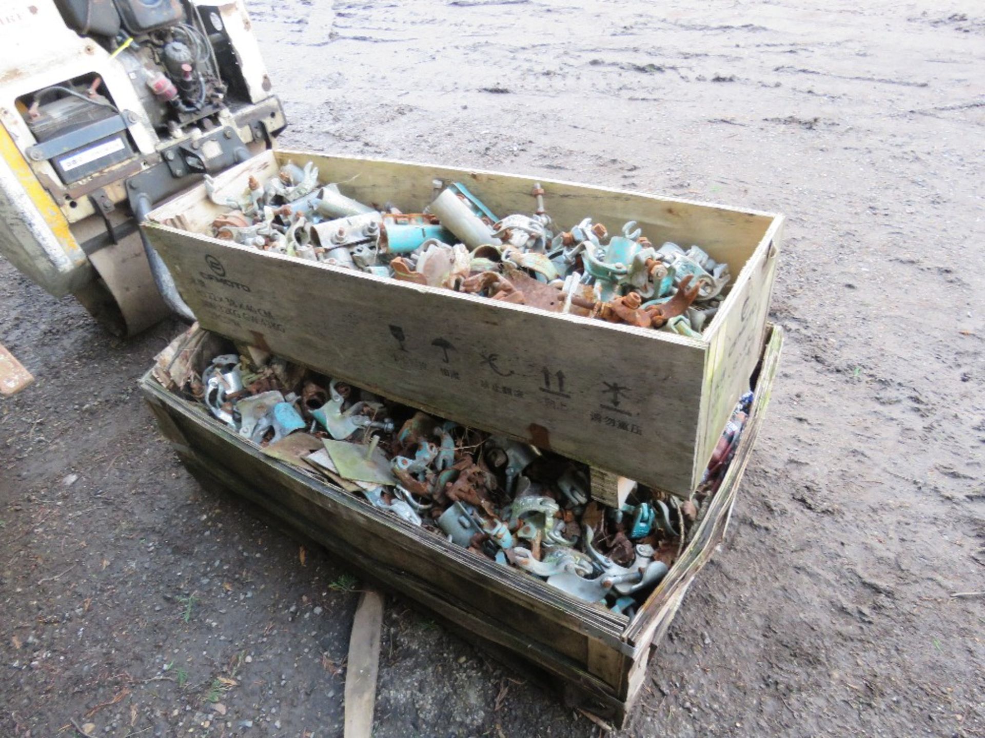 2 X STILLAGES CONTAINING A LARGE QUANTITY OF ASSORTED SCAFFOLD CLIPS AND FITTINGS. - Image 2 of 6