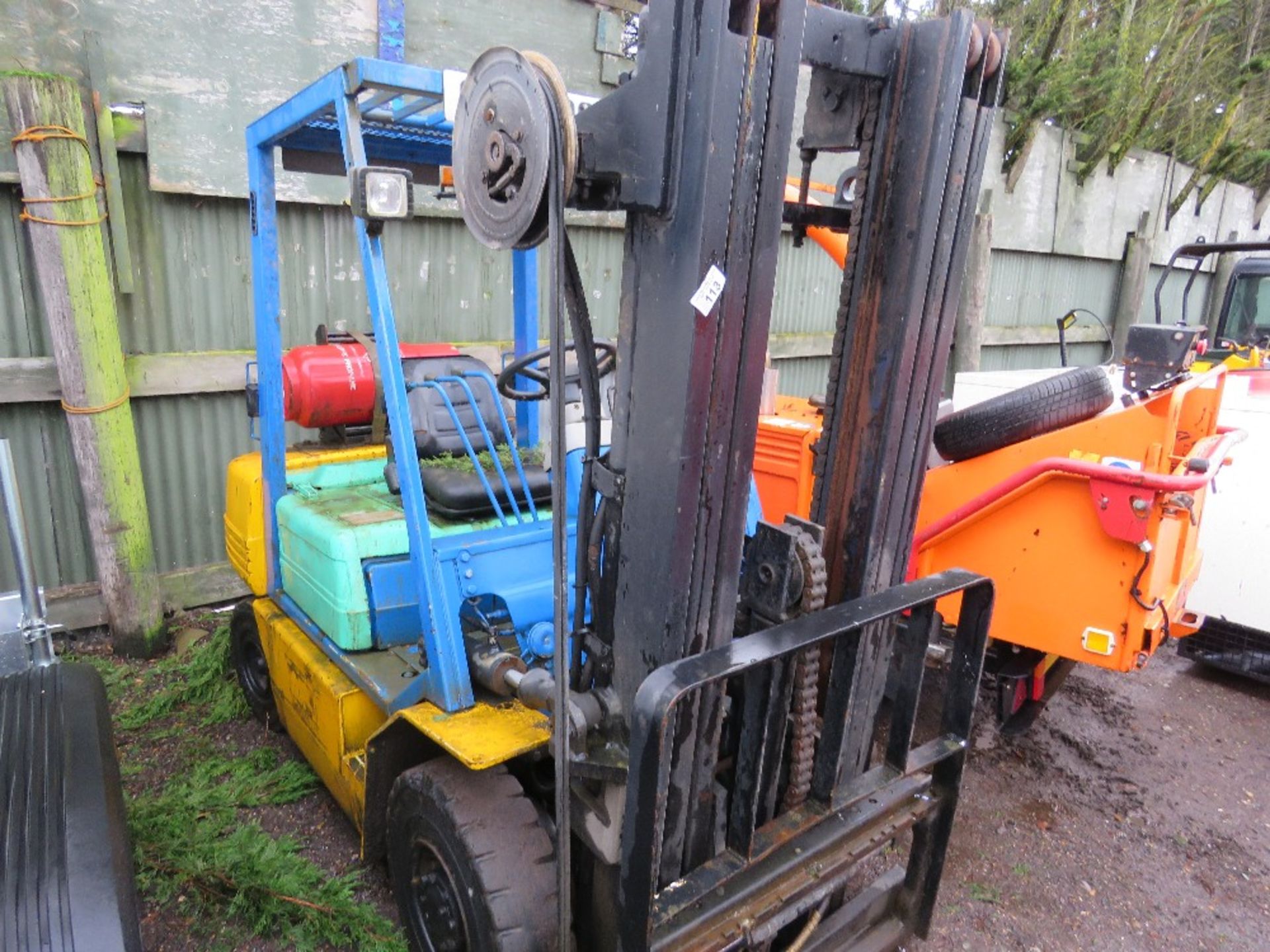 KOMATSU FG25 GAS FORKLIFT TRUCK WITH CONTAINER SPEC MAST AND SET OF FORKS AS SHOWN. SN:1026693. NO K - Image 2 of 14