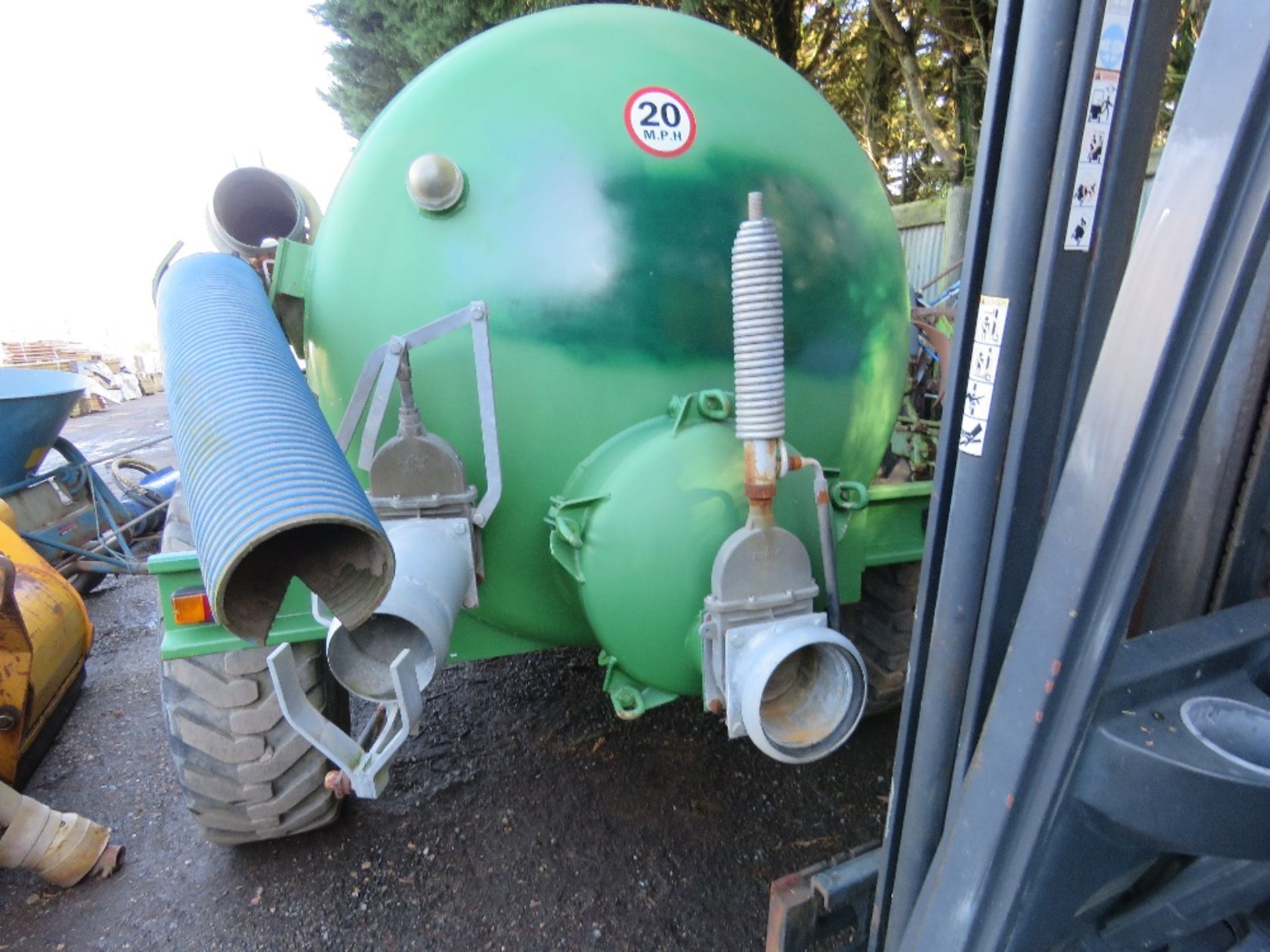 LARGE SIZED SINGLE AXLED SLURRY TANKER WITH PTO DRIVEN PUMP. THIS LOT IS SOLD UNDER THE AUCTIONEE - Image 4 of 8