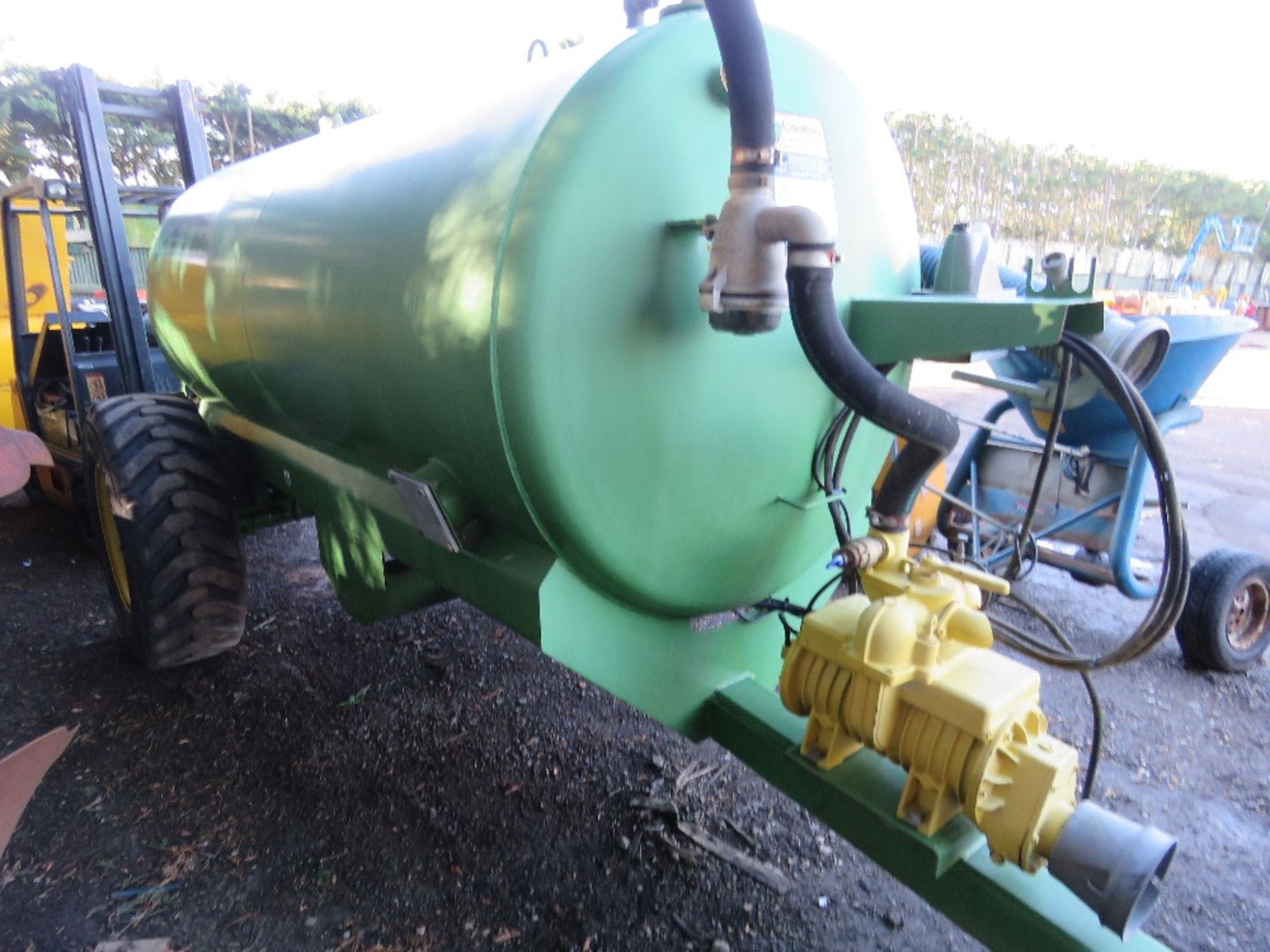 LARGE SIZED SINGLE AXLED SLURRY TANKER WITH PTO DRIVEN PUMP. THIS LOT IS SOLD UNDER THE AUCTIONEE - Image 5 of 8