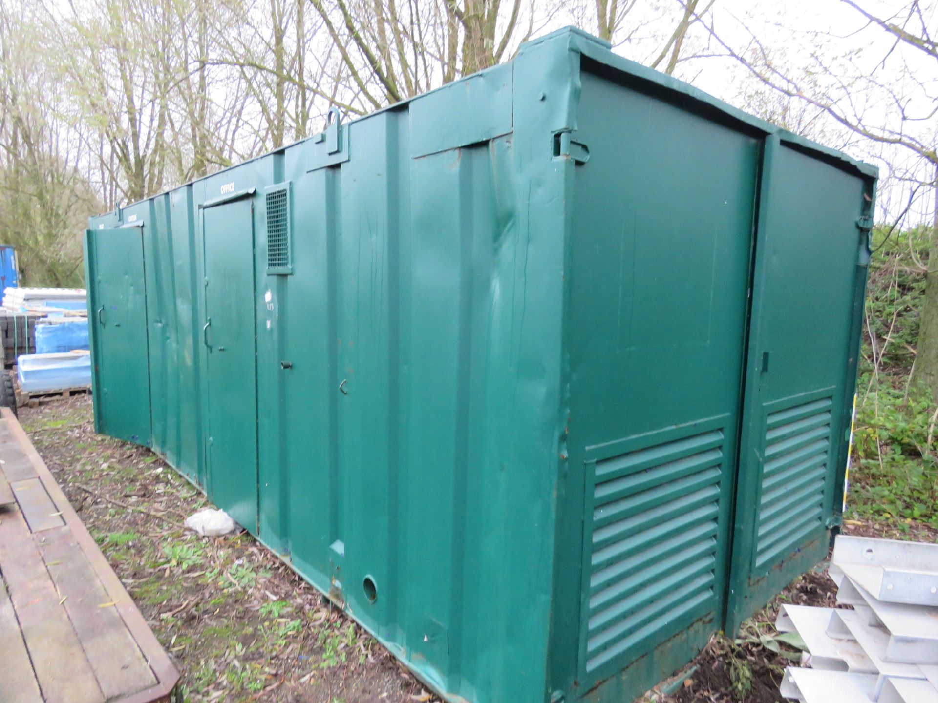 PORTABLE SITE OFFICE / SECURE SITE WELFARE CABIN, 32FT LENGTH X 10FT WIDTH APPROX. ACCOMODATION COM - Image 2 of 21