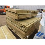 2 X BUNDLES OF ASSORTED TIMBER FENCE PANELS, 23NO IN TOTAL APPROX.