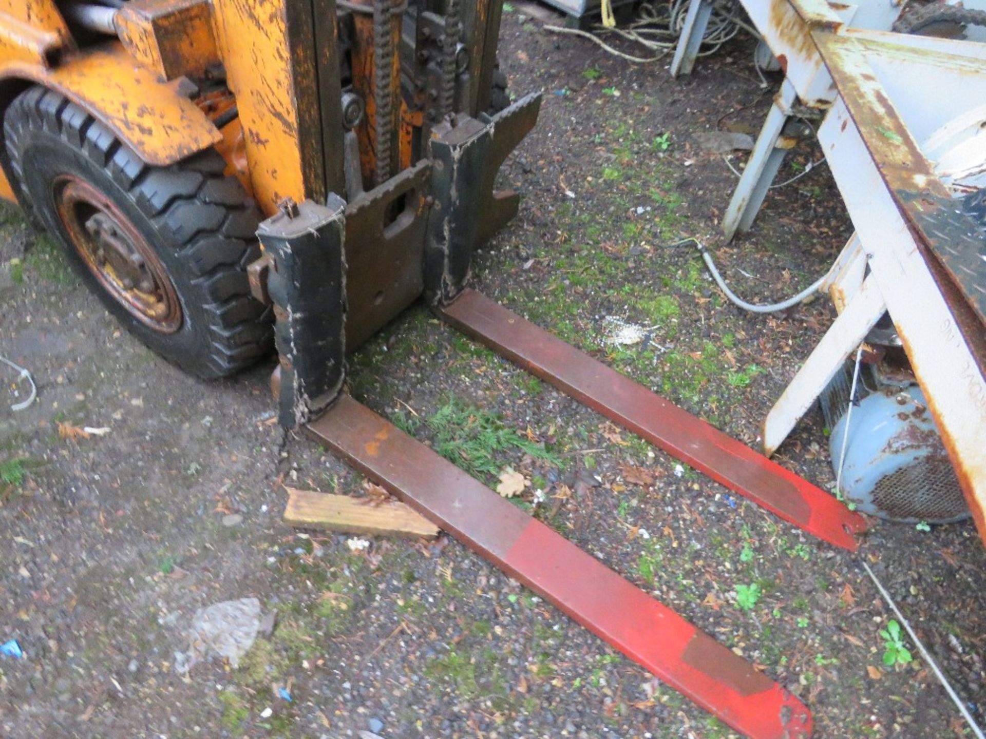 YALE DIESEL FORKLIFT TRUCK. WHEN TESTED WAS SEEN TO DRIVE, BRAKE AND LIFT (STEERING TIGHT). SEE VIDE - Image 2 of 5