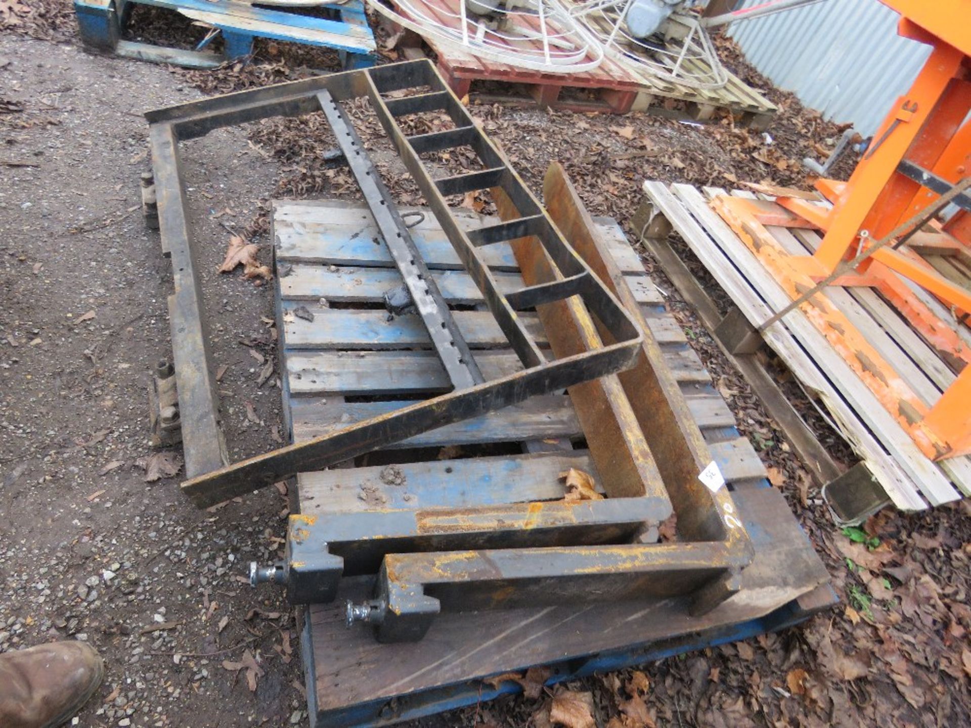 FORKLIFT BACKPLATE WITH FORKS, 20" CARRIAGE. - Image 3 of 3