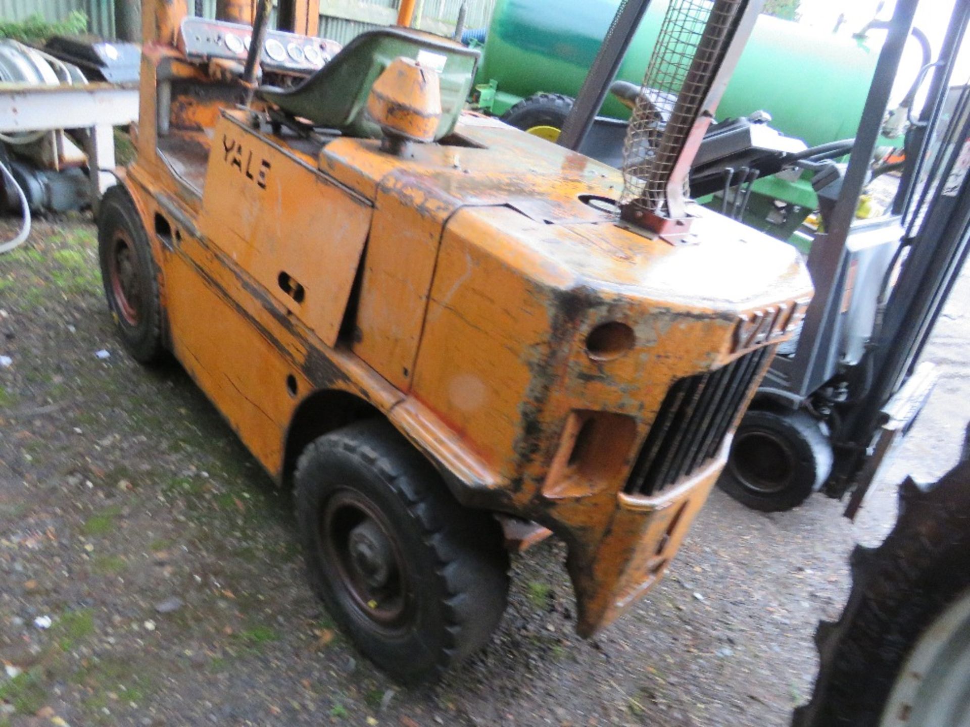 YALE DIESEL FORKLIFT TRUCK. WHEN TESTED WAS SEEN TO DRIVE, BRAKE AND LIFT (STEERING TIGHT). SEE VIDE - Image 4 of 5