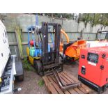 KOMATSU FG25 GAS FORKLIFT TRUCK WITH CONTAINER SPEC MAST AND SET OF FORKS AS SHOWN. SN:1026693. NO K