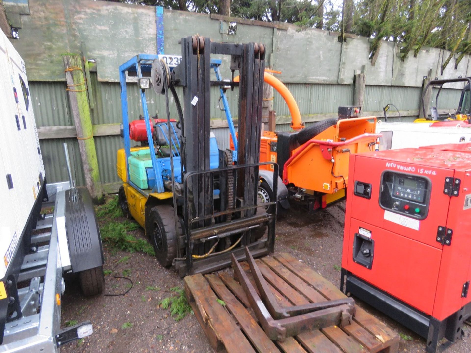 KOMATSU FG25 GAS FORKLIFT TRUCK WITH CONTAINER SPEC MAST AND SET OF FORKS AS SHOWN. SN:1026693. NO K