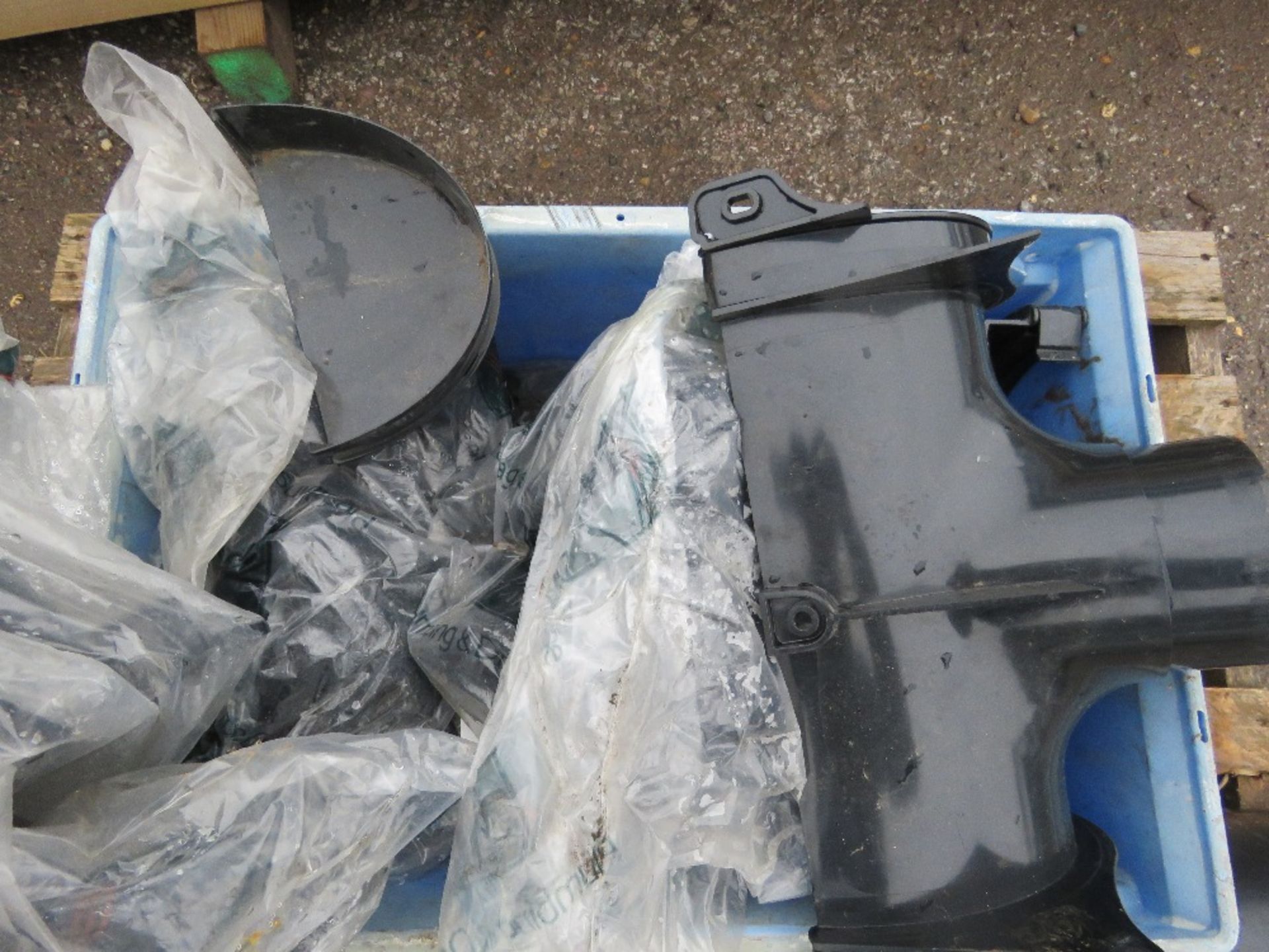 7 X LENGTHS OF LARGE FLOW PLASTIC GUTTER PLUS FITTINGS, UNUSED. 20CM WIDTH X 4M LENGTH APPROX. TH - Image 3 of 5