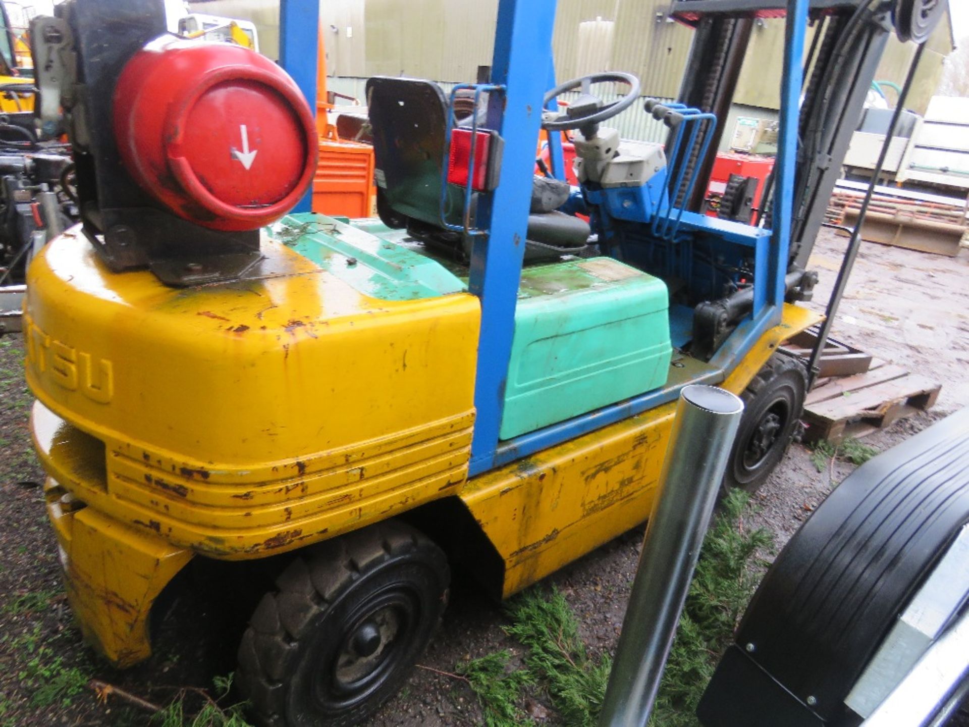 KOMATSU FG25 GAS FORKLIFT TRUCK WITH CONTAINER SPEC MAST AND SET OF FORKS AS SHOWN. SN:1026693. NO K - Image 13 of 14