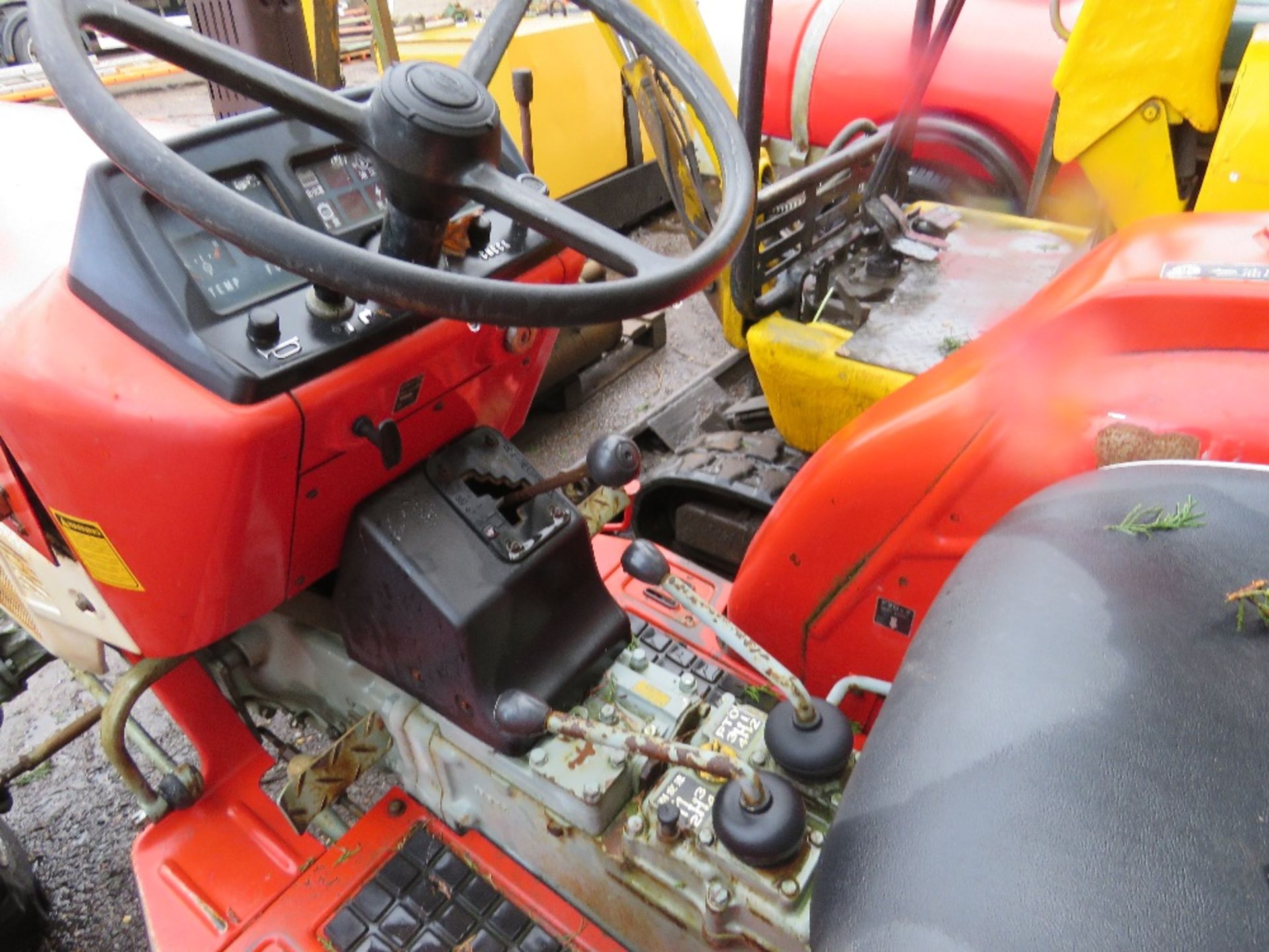 YANMAR YM2210D COMPACT AGRICULTURAL TRACTOR, 4WD, AGRICULTURAL TYRES, WITH REAR LINKAGE. FROM LIMITE - Image 3 of 10