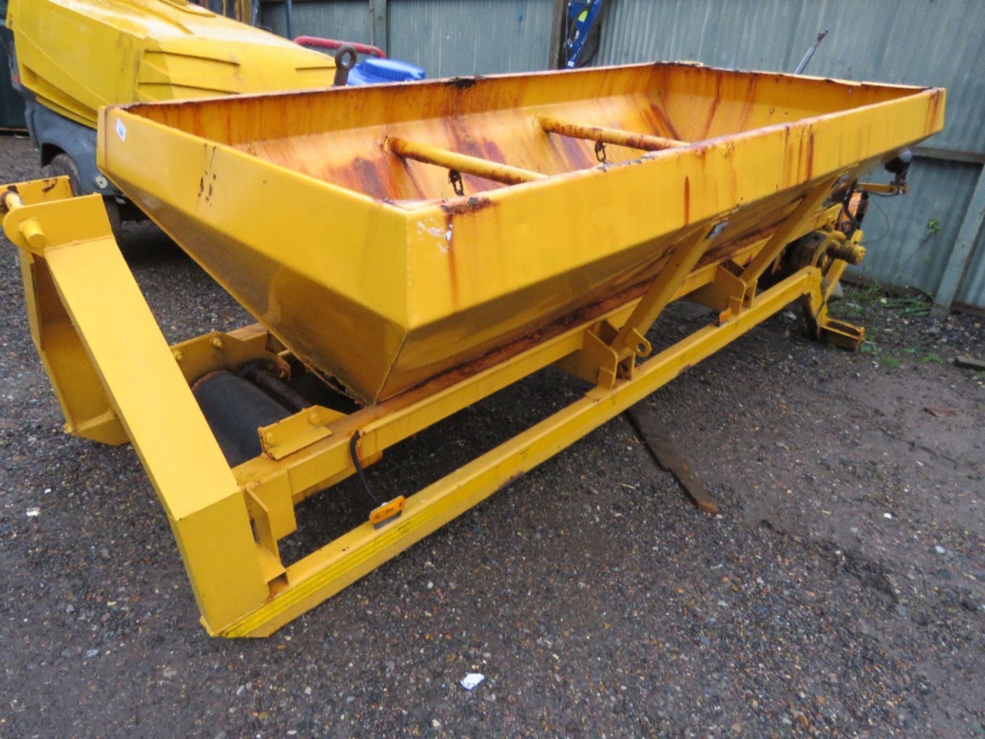 GRITTER BODY ON HL5 FRAME, 10FT LENGTH APPROX. SUITABLE FOR 7.5 TONNE HOOK LOADER LORRY. - Image 2 of 7