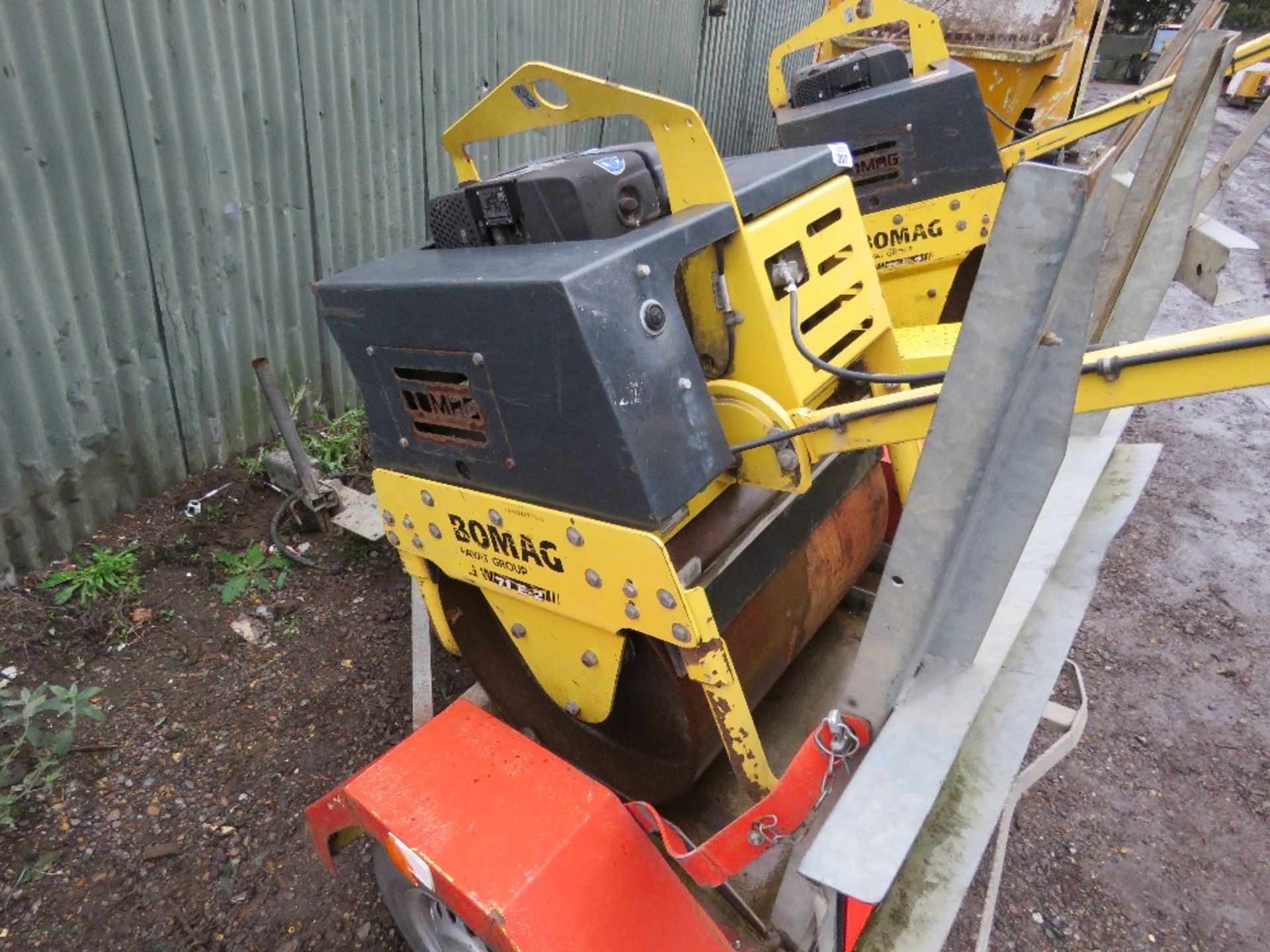 BOMAG BW71E-2 SINGLE DRUM ROLLER ON A TRAILER YEAR 2017 BUILD. SN: 101620291365. SOURCED FROM LARGE - Image 3 of 5