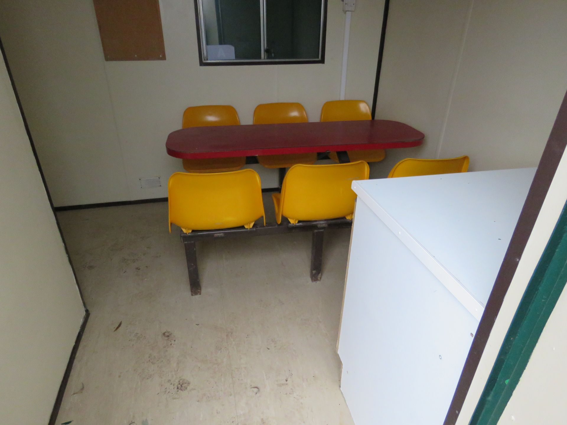 PORTABLE SITE OFFICE / SECURE SITE WELFARE CABIN, 32FT LENGTH X 10FT WIDTH APPROX. ACCOMODATION COM - Image 14 of 21