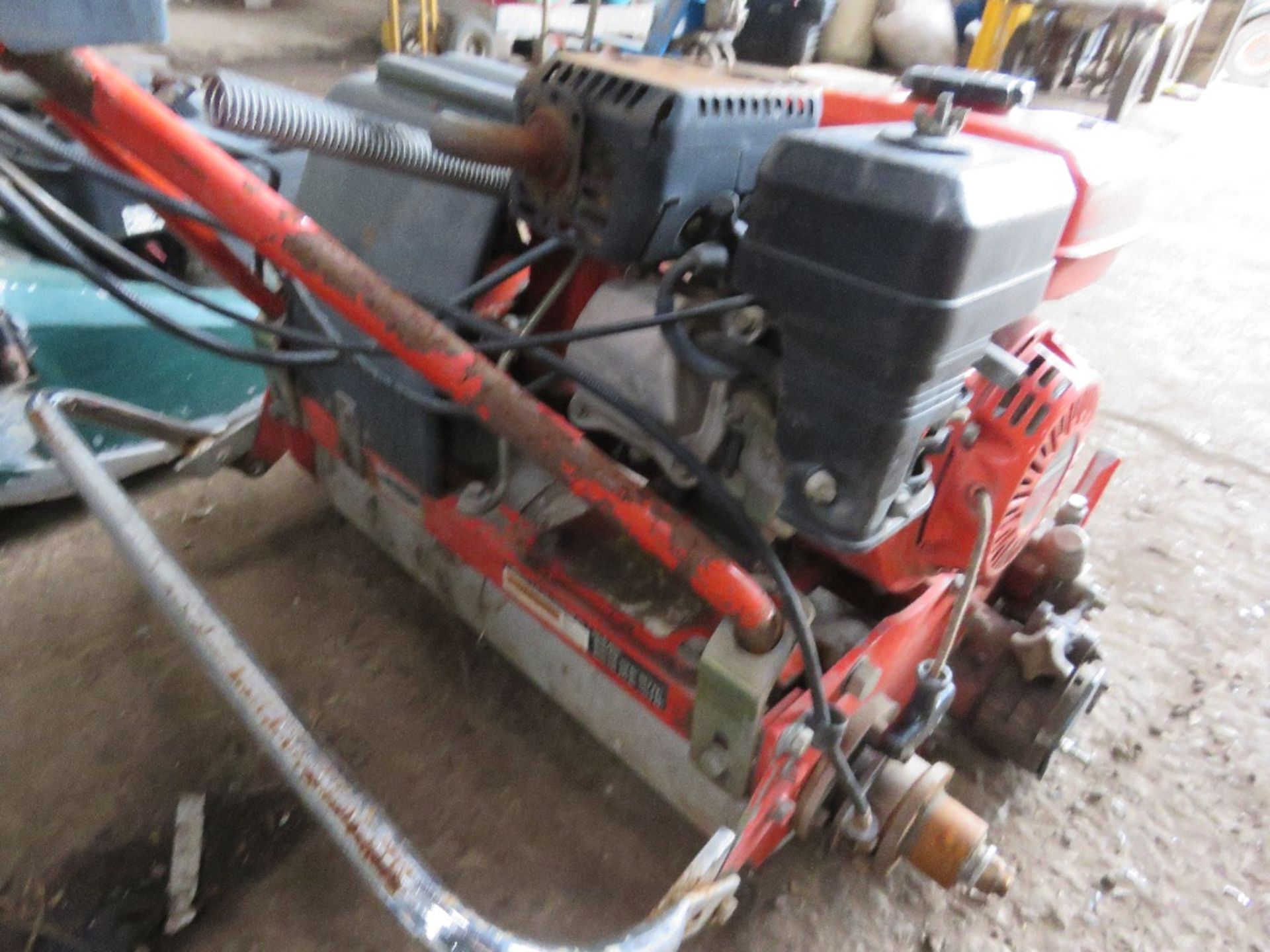 JACOBSEN PETROL ENGINED GREEN KING 522 CYLINDER LAWN MOWERN HONDA ENGINE, NO BOX. THIS LOT IS SOL - Image 4 of 4