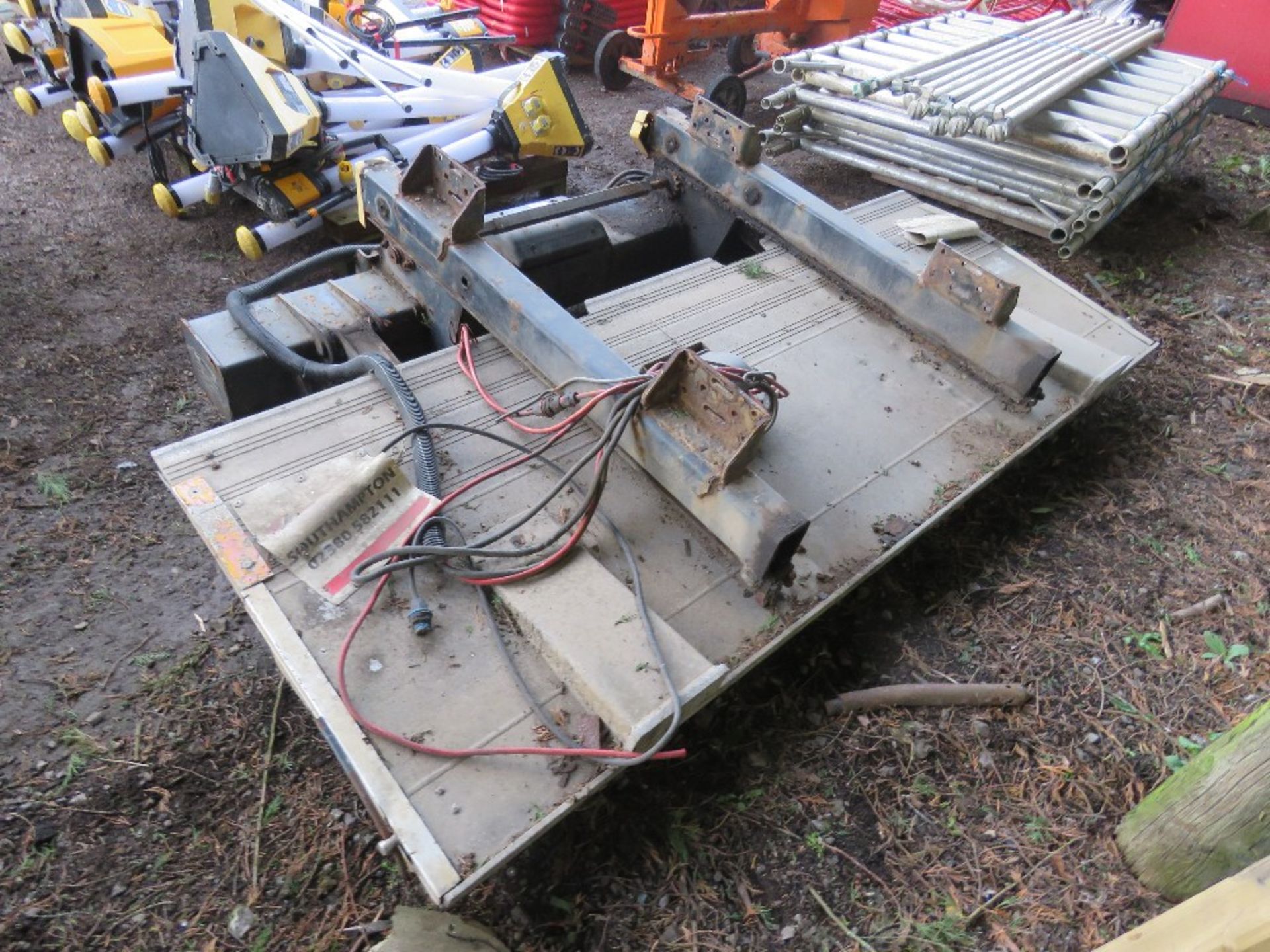 ZEPRO LORRY MOUNTED TAIL LIFT ASSEMBLY. - Image 4 of 4