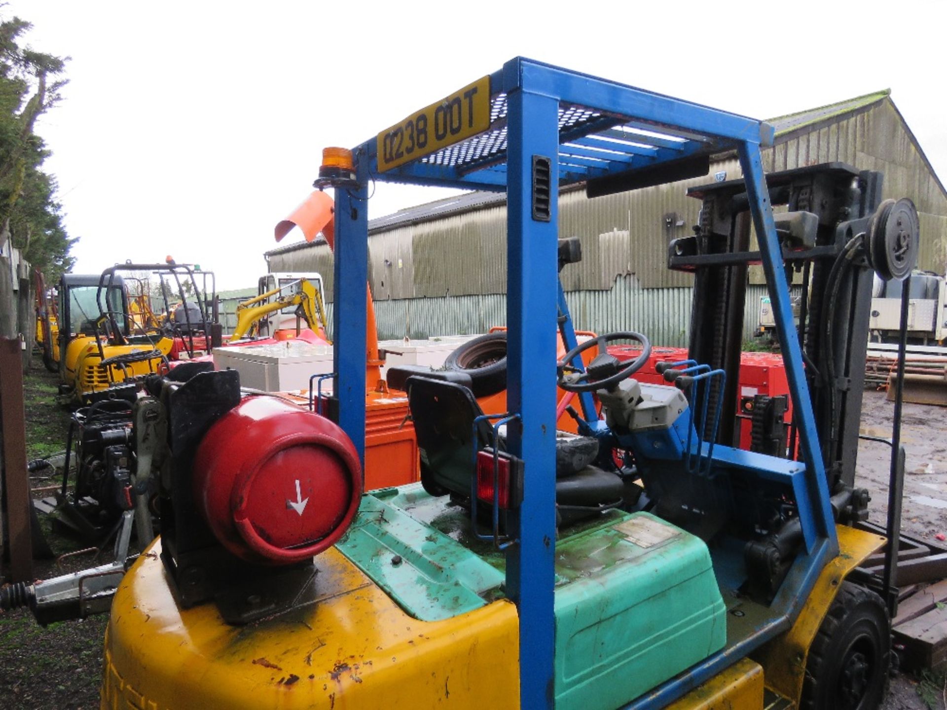 KOMATSU FG25 GAS FORKLIFT TRUCK WITH CONTAINER SPEC MAST AND SET OF FORKS AS SHOWN. SN:1026693. NO K - Image 12 of 14
