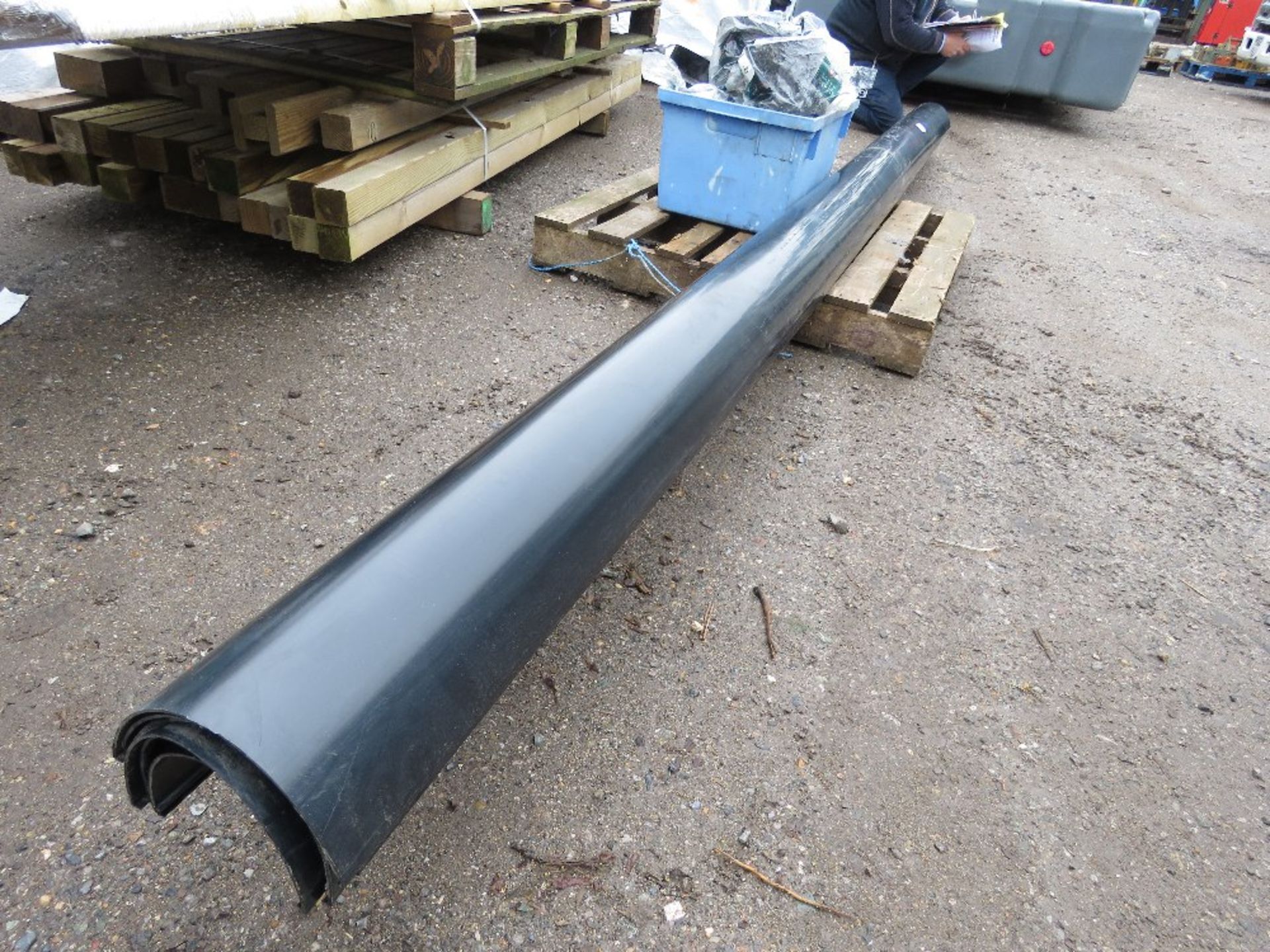 7 X LENGTHS OF LARGE FLOW PLASTIC GUTTER PLUS FITTINGS, UNUSED. 20CM WIDTH X 4M LENGTH APPROX. TH - Image 5 of 5