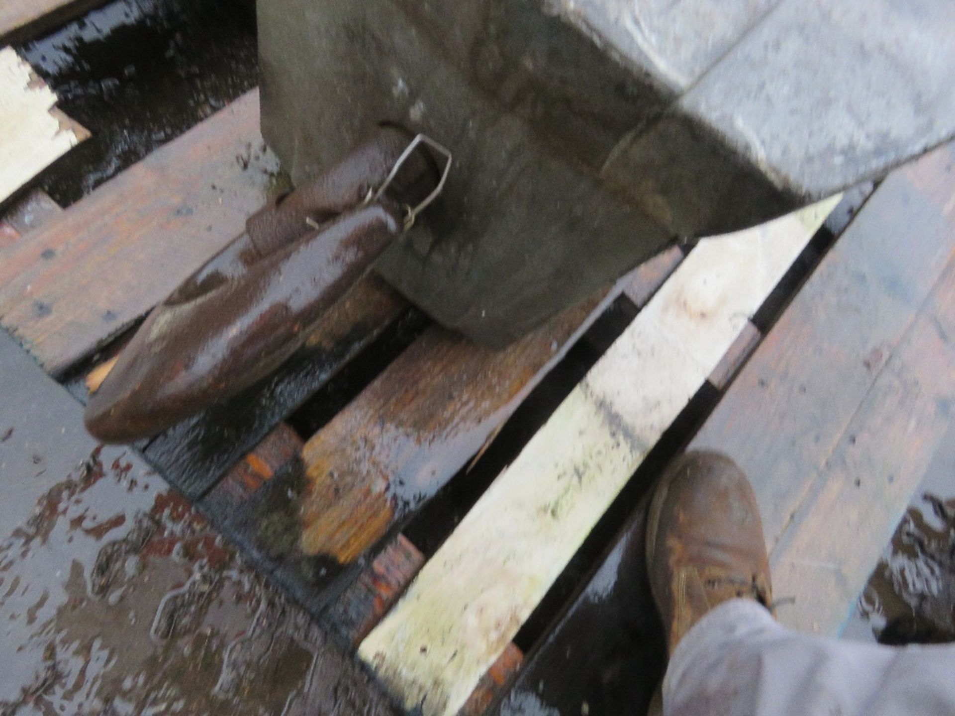 SET OF LARGE SALTER CRANE SCALES, 5 TONNE RATED. THIS LOT IS SOLD UNDER THE AUCTIONEERS MARGIN SC - Image 2 of 3