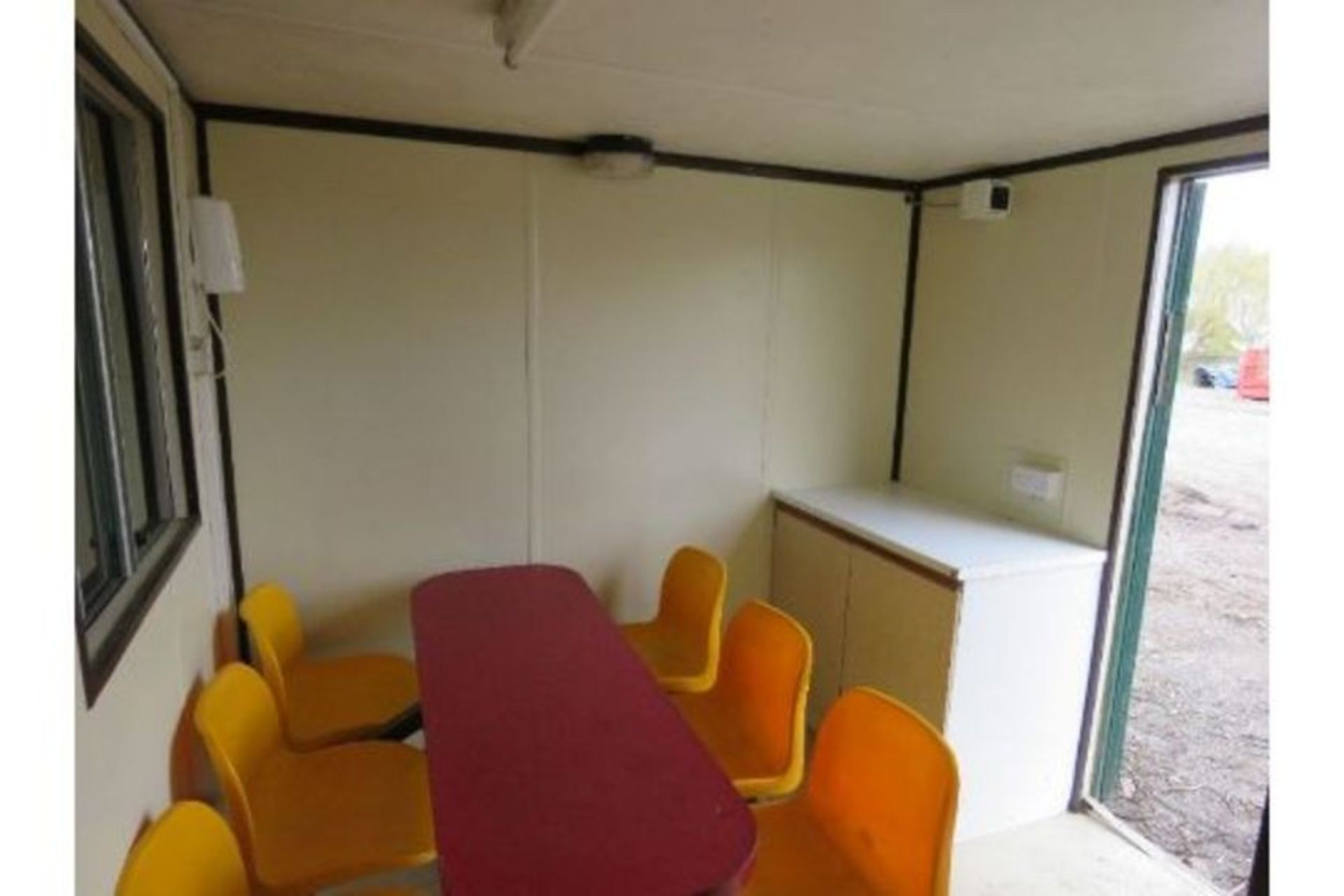 PORTABLE SITE OFFICE / SECURE SITE WELFARE CABIN, 32FT LENGTH X 10FT WIDTH APPROX. ACCOMODATION COM - Image 11 of 21