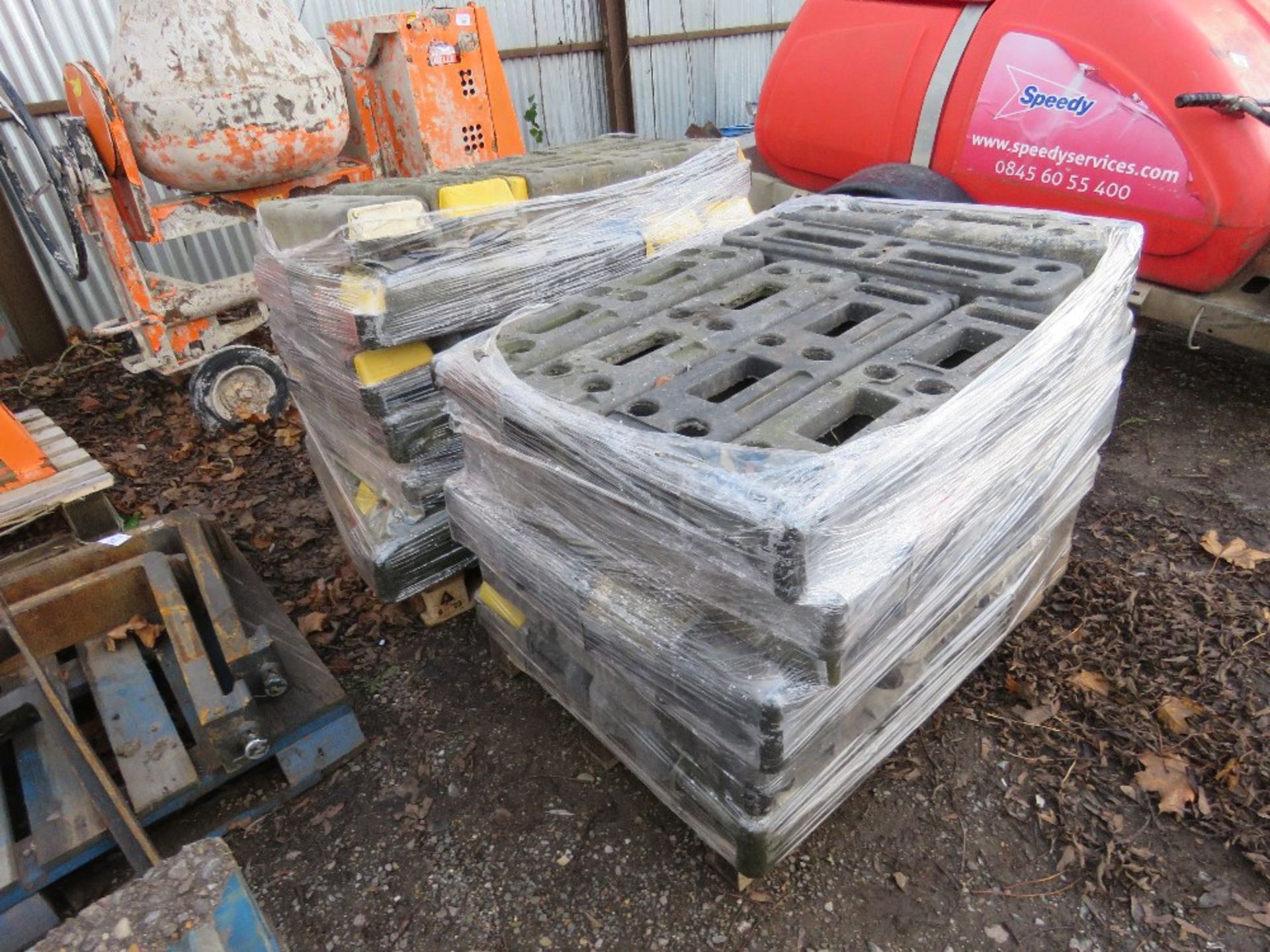 2 X PALLETS OF HERAS TYPE TEMPORARY FENCE FEET/BASES. - Image 2 of 5