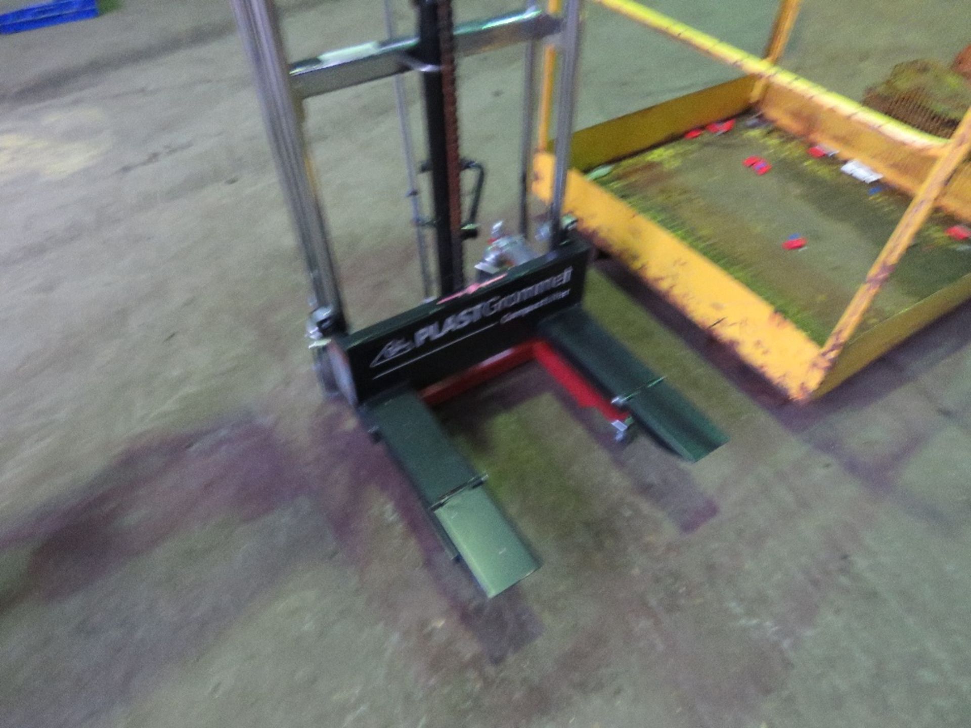 PLAST GROMMET COMPACT HYDRAULIC LIFT TRUCK, APPEARS LITTLE USED, FOOT OPERATED. WHEN TESTED WAS SEEN - Image 2 of 5