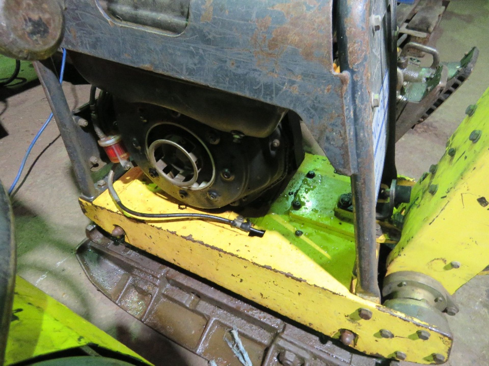 BOMAG HEAVY DUTY DIESEL COMPACTION PLATE, RECOIL MISSING. - Image 2 of 4