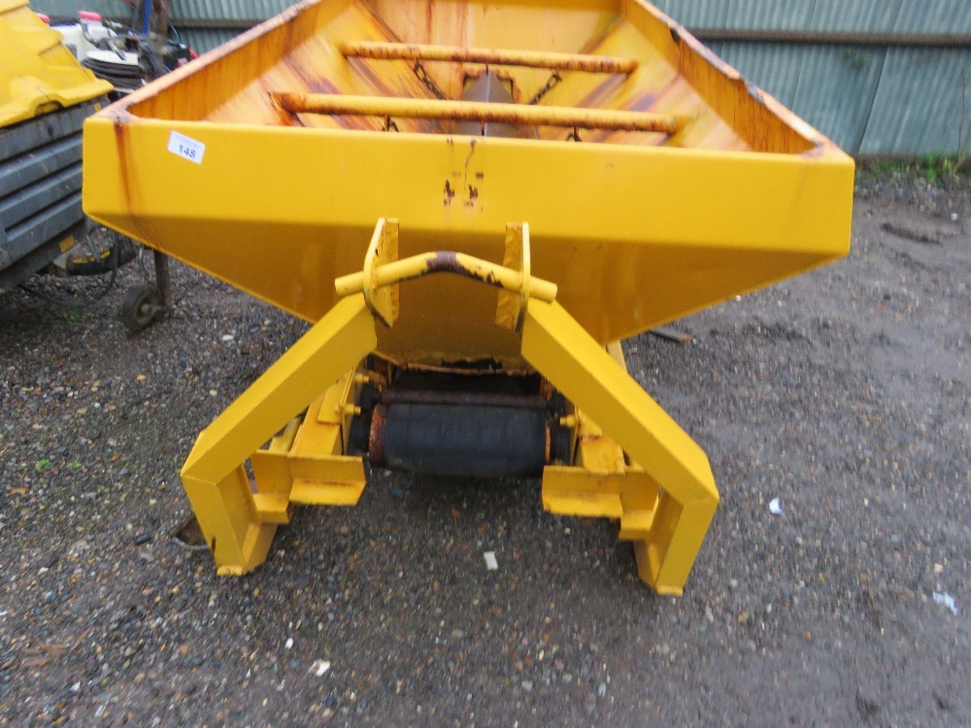 GRITTER BODY ON HL5 FRAME, 10FT LENGTH APPROX. SUITABLE FOR 7.5 TONNE HOOK LOADER LORRY. - Image 3 of 7