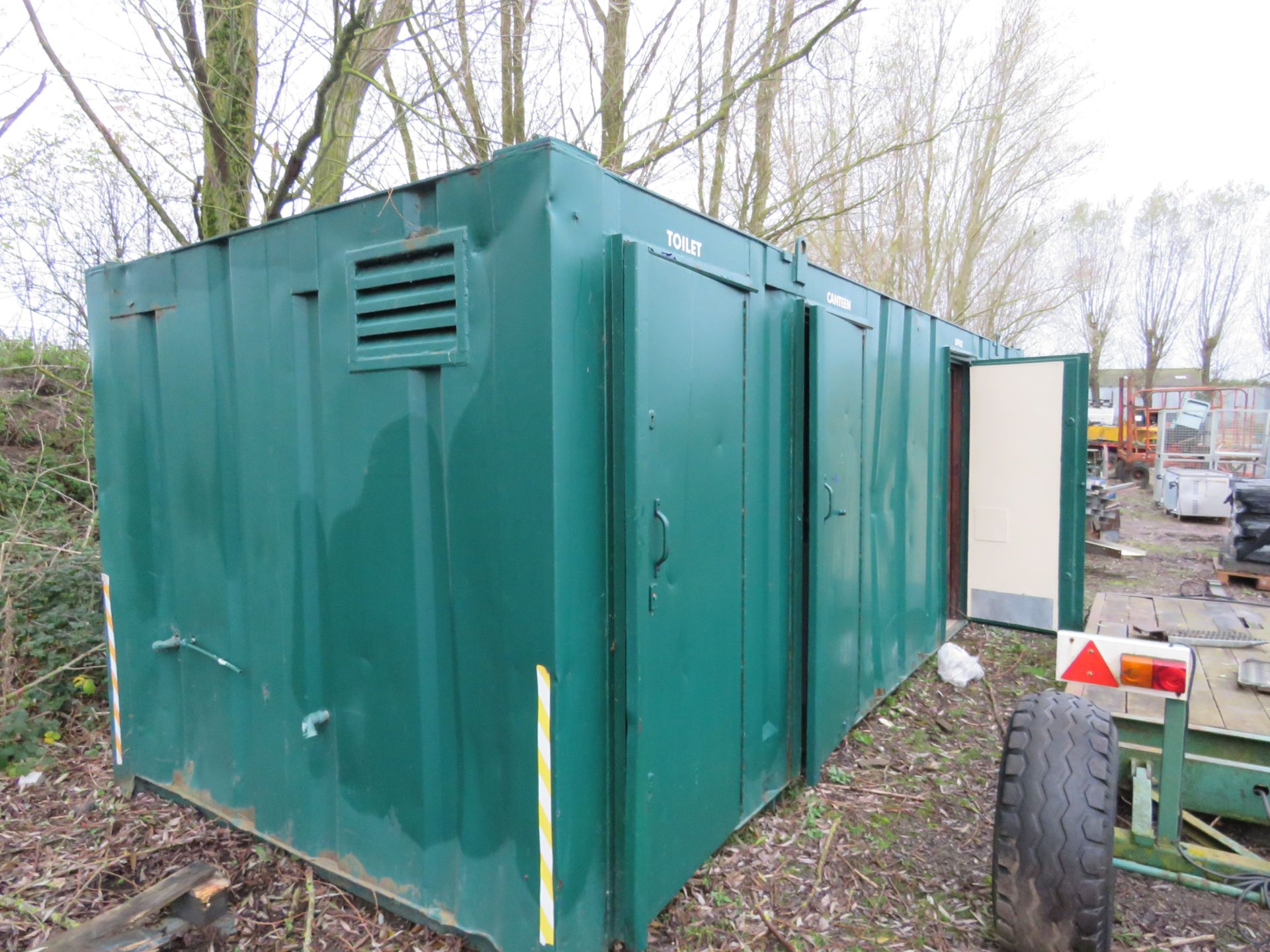 PORTABLE SITE OFFICE / SECURE SITE WELFARE CABIN, 32FT LENGTH X 10FT WIDTH APPROX. ACCOMODATION COM - Image 3 of 21