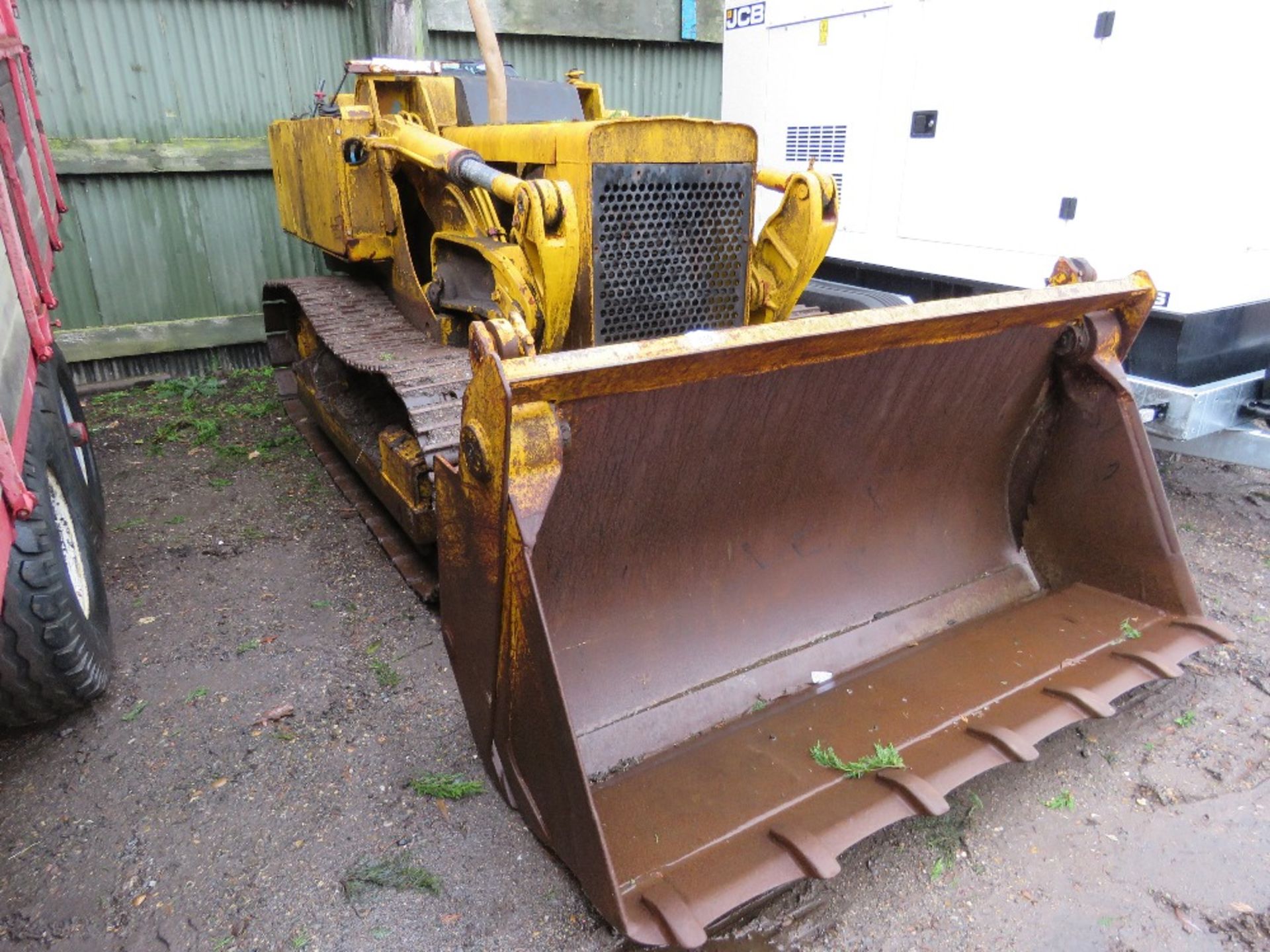 PERKINS ENGINED DROTT TYPE TRACKED LOADING SHOVEL WITH 4 IN 1 BUCKET. WHEN BRIEFLY TESTED WAS SEEN T