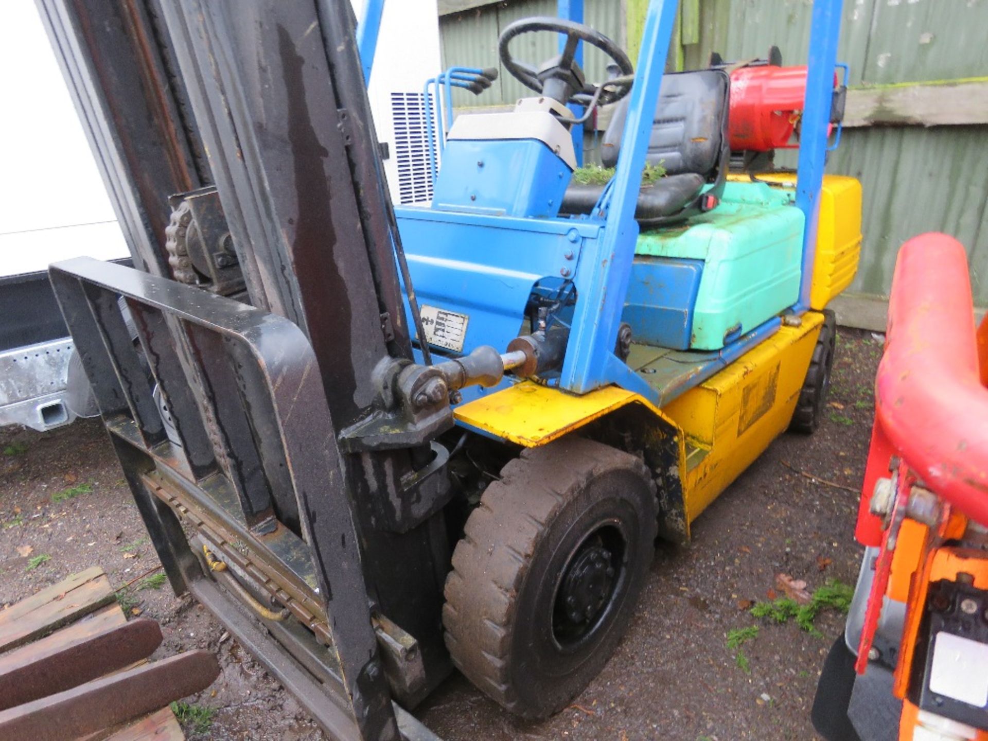 KOMATSU FG25 GAS FORKLIFT TRUCK WITH CONTAINER SPEC MAST AND SET OF FORKS AS SHOWN. SN:1026693. NO K - Image 6 of 14