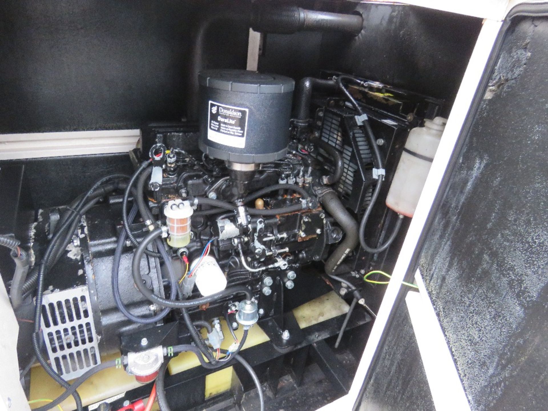 JCB 11KVA SKID MOUNTED SILENCED GENERATOR, SINGLE PHASE 240V OUTPUT, 2016 BUILD. SOURCED FROM MAJOR - Image 3 of 5