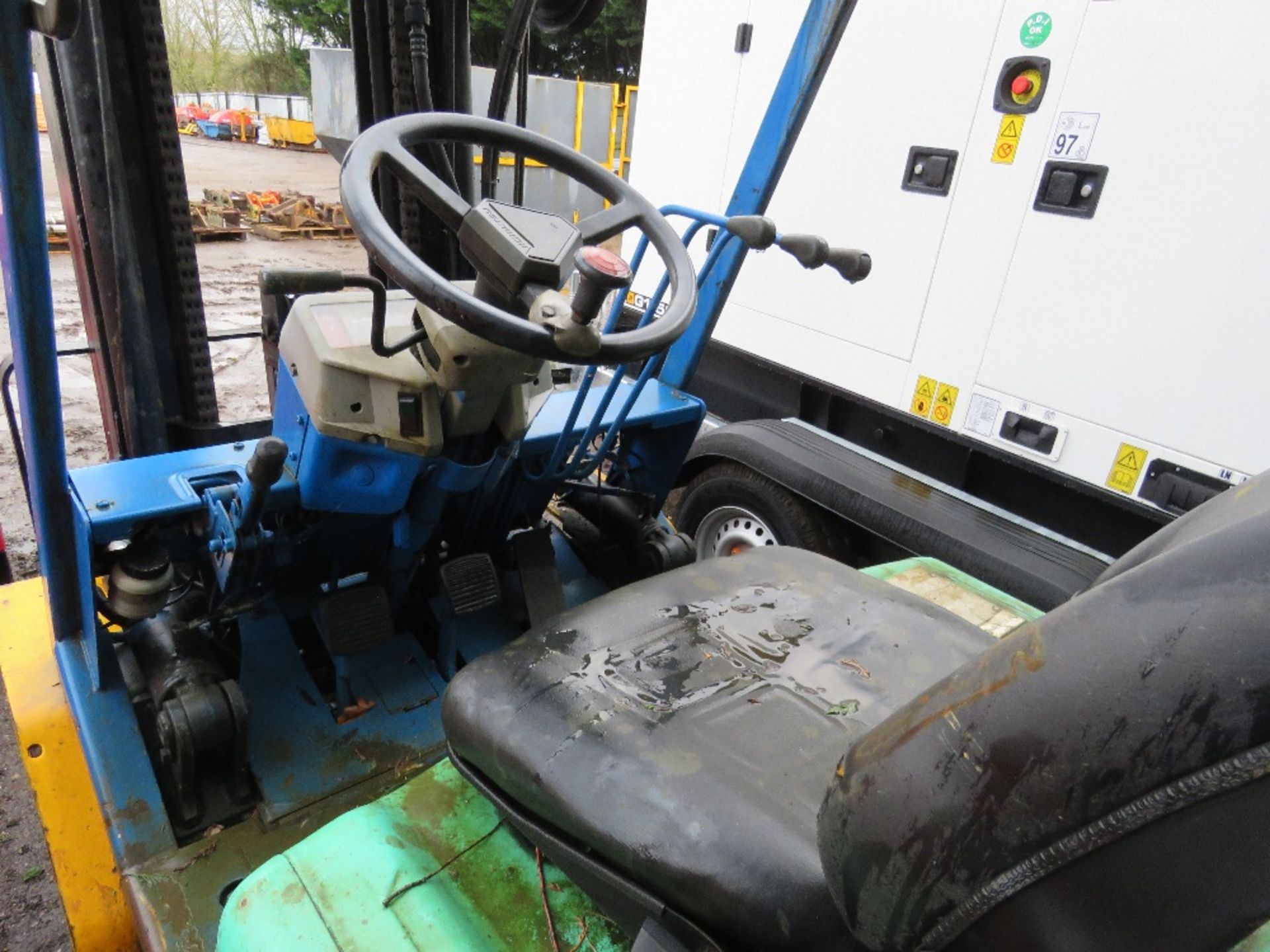 KOMATSU FG25 GAS FORKLIFT TRUCK WITH CONTAINER SPEC MAST AND SET OF FORKS AS SHOWN. SN:1026693. NO K - Image 7 of 14