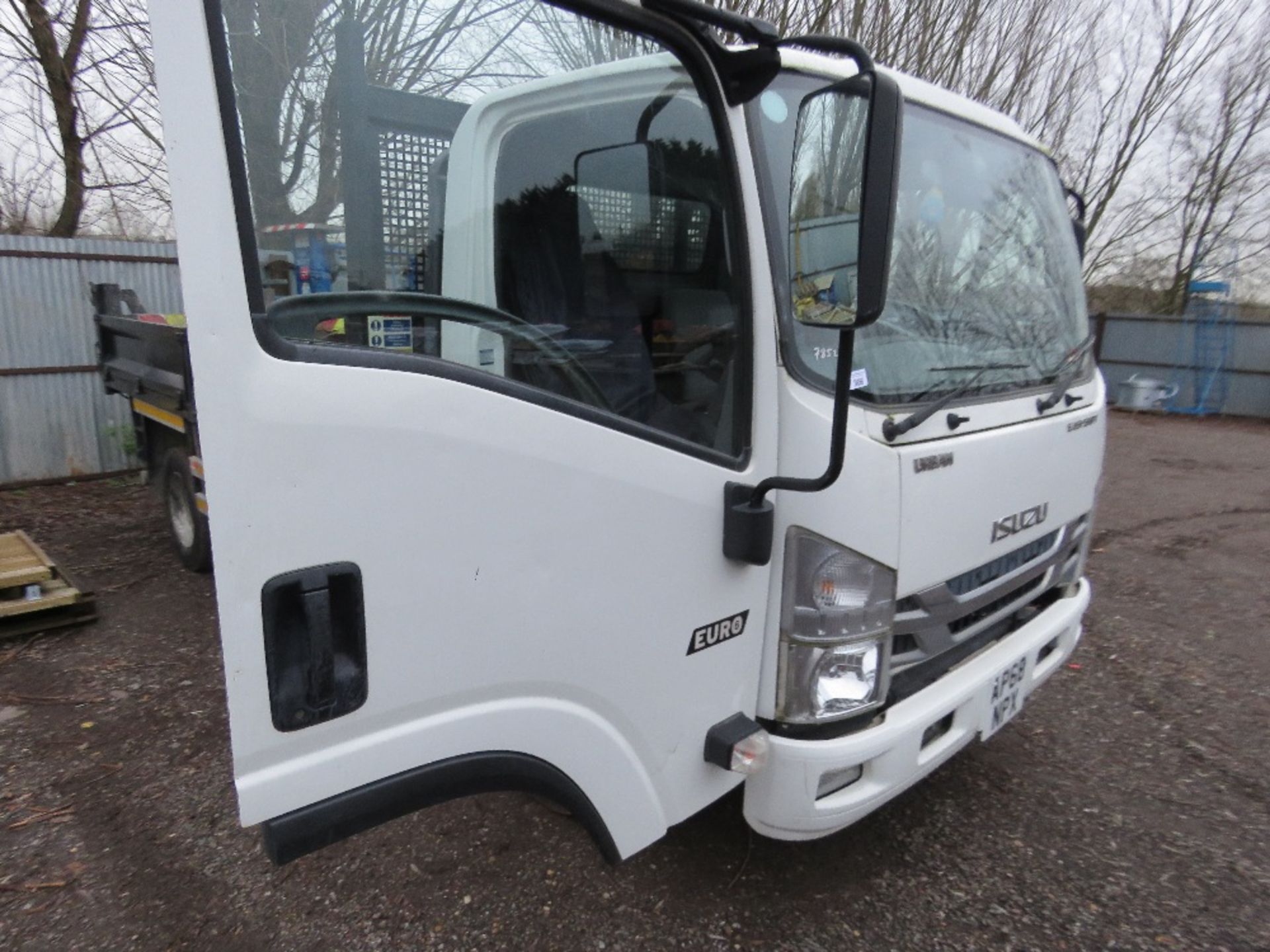 ISUZU URBAN EURO 6 7500KG TIPPER LORRY REG:AP68 NPX. ONE OWNER FROM NEW WITH V5. DIRECT FROM LOCAL U - Image 5 of 12