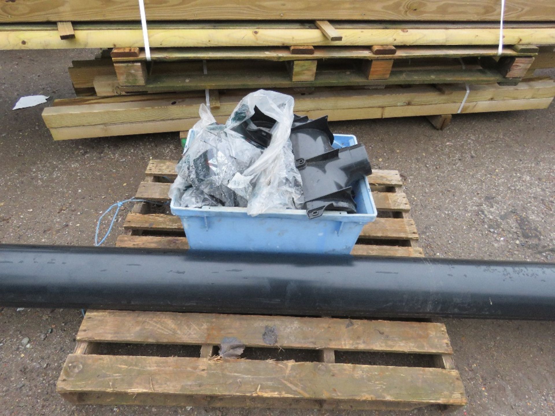 7 X LENGTHS OF LARGE FLOW PLASTIC GUTTER PLUS FITTINGS, UNUSED. 20CM WIDTH X 4M LENGTH APPROX. TH