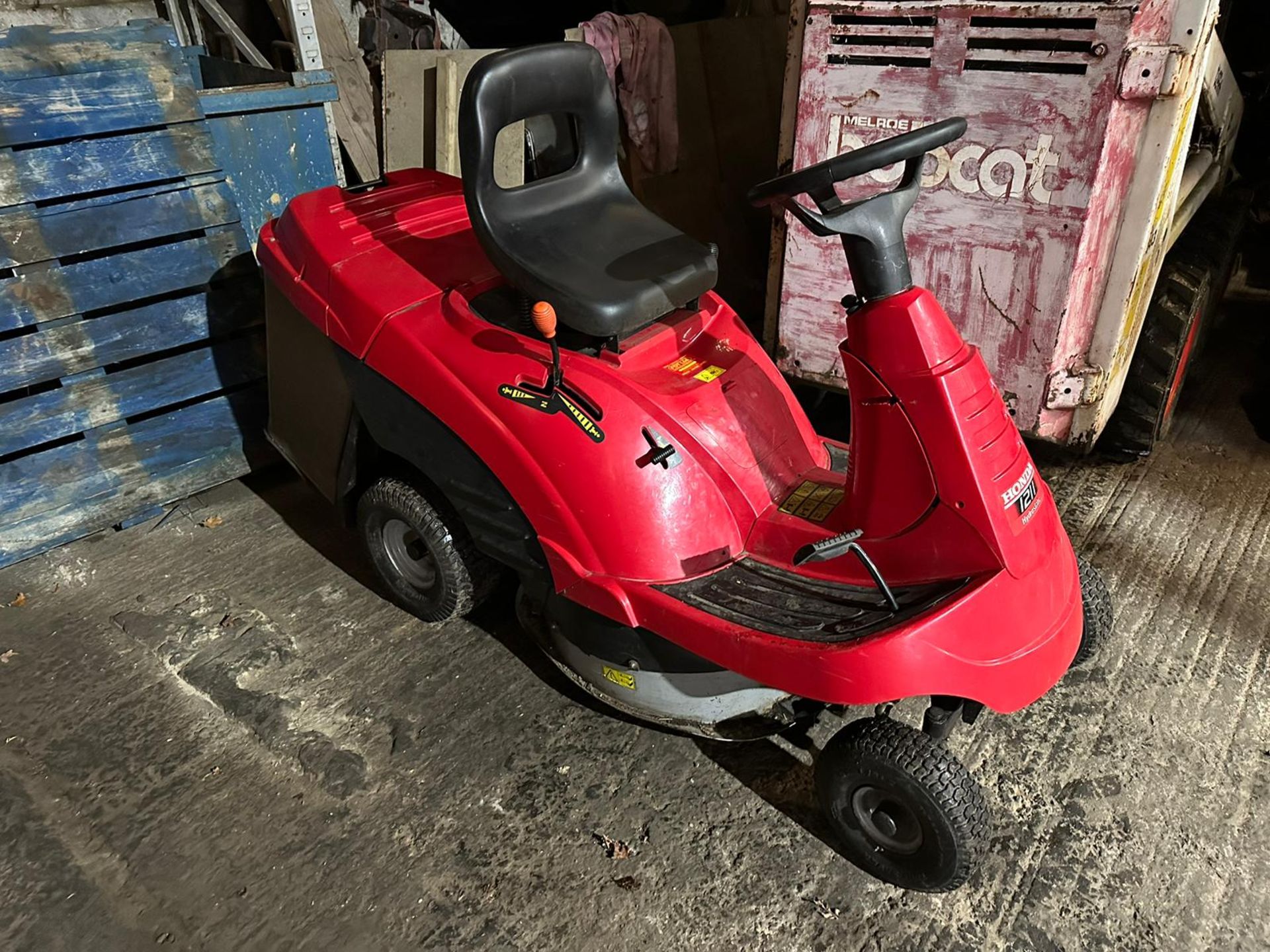 HONDA 1211 HYDRO RIDE ON MOWER WITH COLLECTOR. WHEN TESTED W AS SEEN TO START, DRIVE, STEER - Image 2 of 3