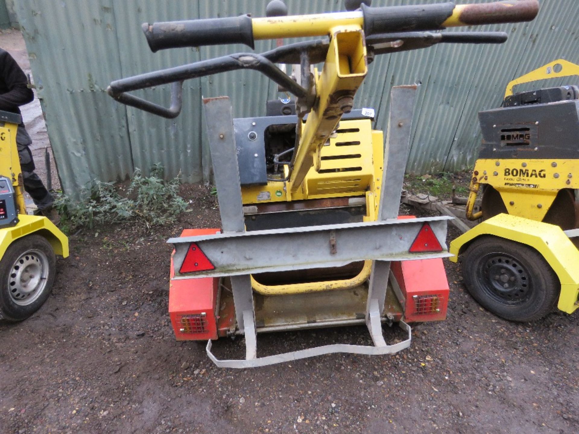 BOMAG BW71E-2 SINGLE DRUM ROLLER ON A TRAILER YEAR 2017 BUILD. SN: 101620291365. SOURCED FROM LARGE - Image 2 of 5