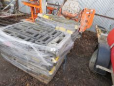 2 X PALLETS OF HERAS TYPE TEMPORARY FENCE FEET/BASES.