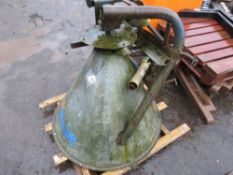 WESSEX 300 SMALL SIZED FERTILISER SPREADER. THIS LOT IS SOLD UNDER THE AUCTIONEERS MARGIN SCHEME