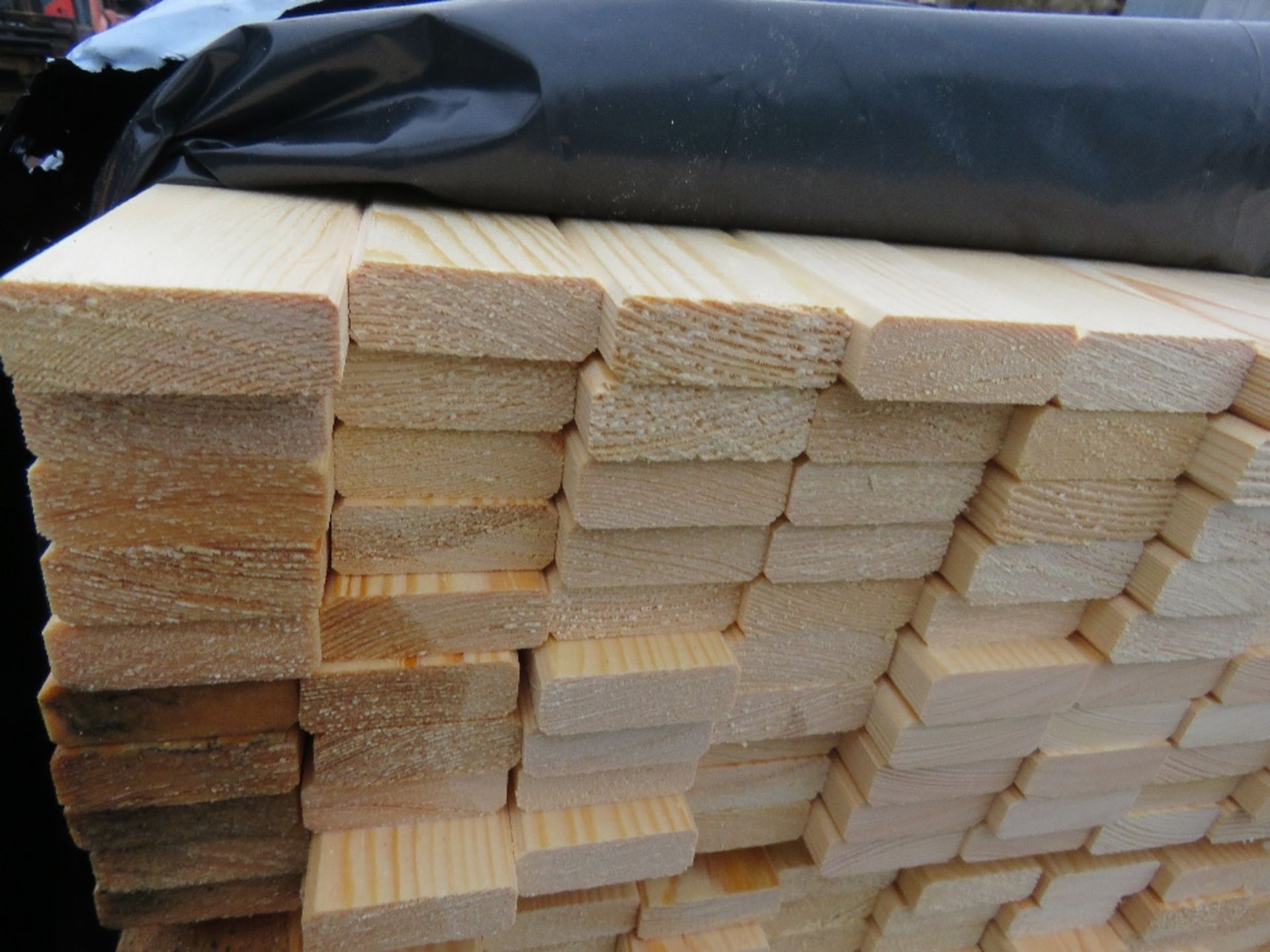 EXTRA LARGE PACK OF UNTREATED VENETIAN PALE/TRELLIS SLATS: 45MM X 17MM X 1.83M LENGTH APPROX. - Image 3 of 3