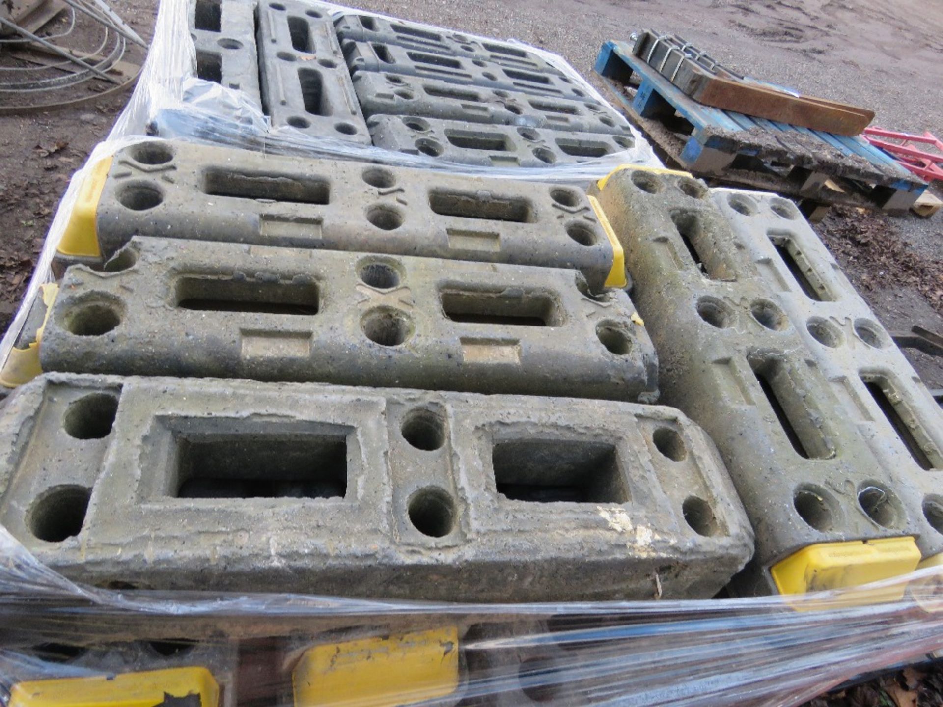 2 X PALLETS OF HERAS TYPE TEMPORARY FENCE FEET/BASES. - Image 5 of 5