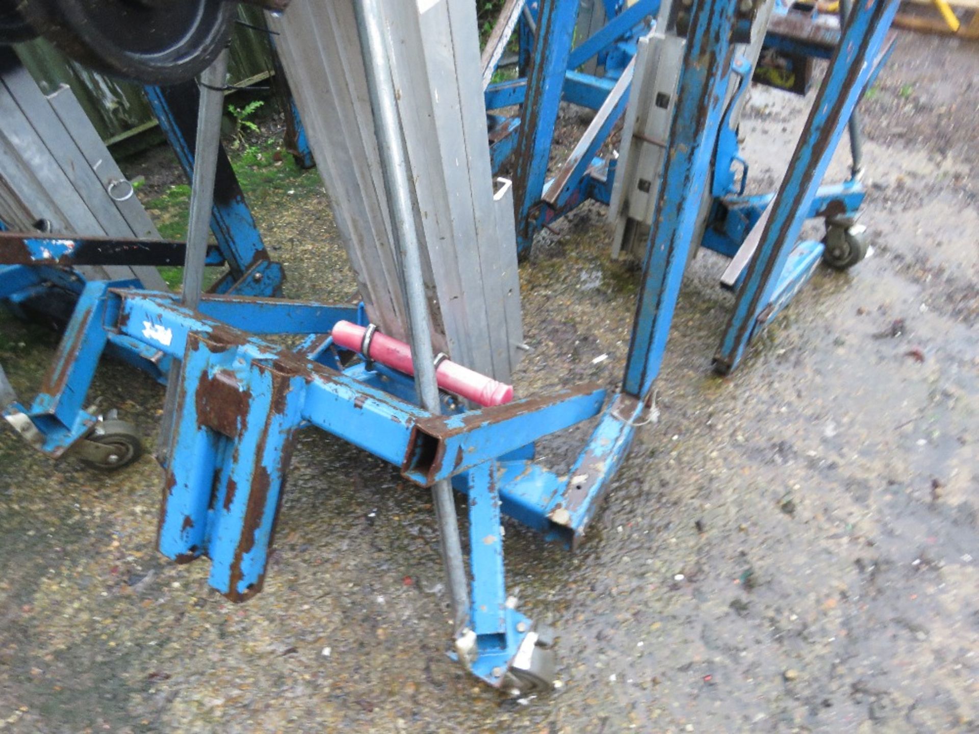 GENIE SLA10 MANUAL OPERATED MATERIAL HOIST LIFT WITH FORKS. - Image 2 of 3