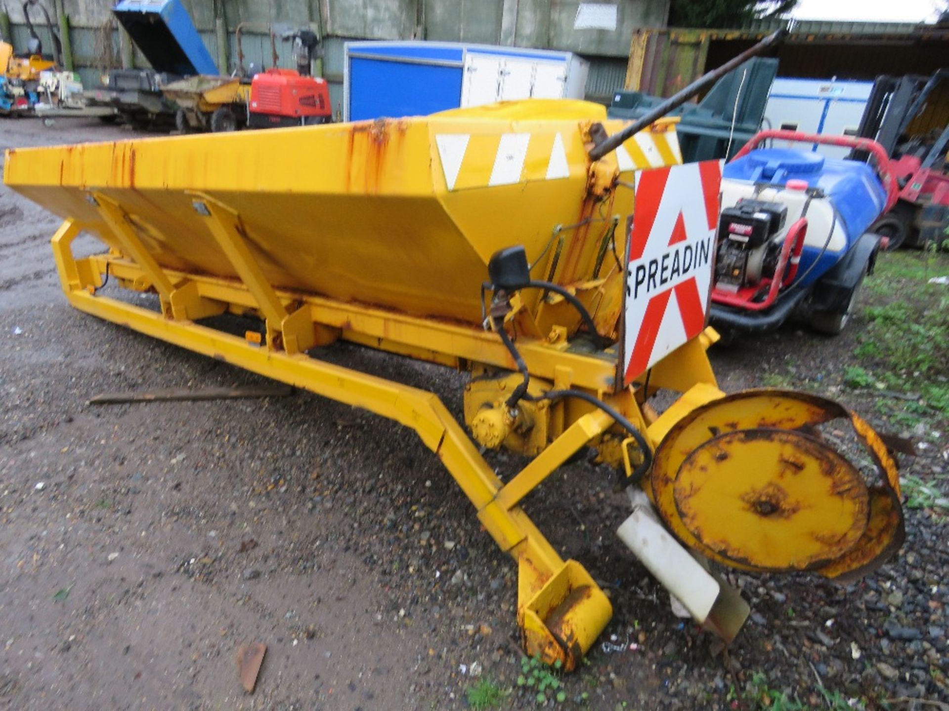 GRITTER BODY ON HL5 FRAME, 10FT LENGTH APPROX. SUITABLE FOR 7.5 TONNE HOOK LOADER LORRY. - Image 4 of 7