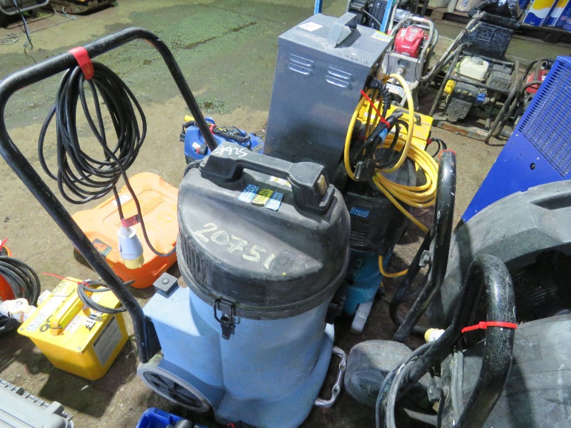 2 X VACUUMS PLUS A TRANSFORMER. - Image 4 of 4