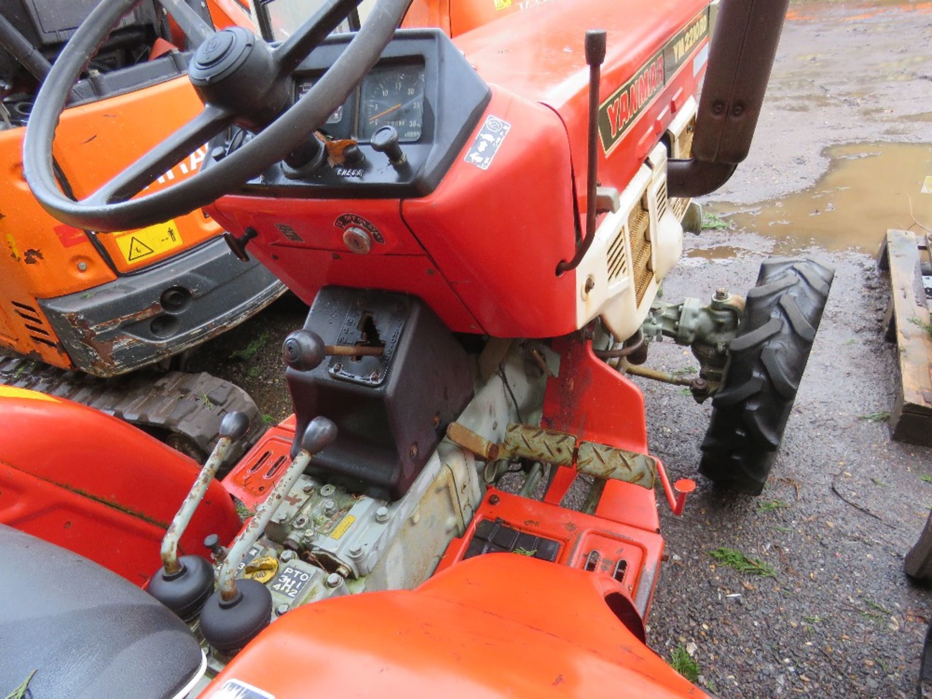 YANMAR YM2210D COMPACT AGRICULTURAL TRACTOR, 4WD, AGRICULTURAL TYRES, WITH REAR LINKAGE. FROM LIMITE - Image 7 of 10